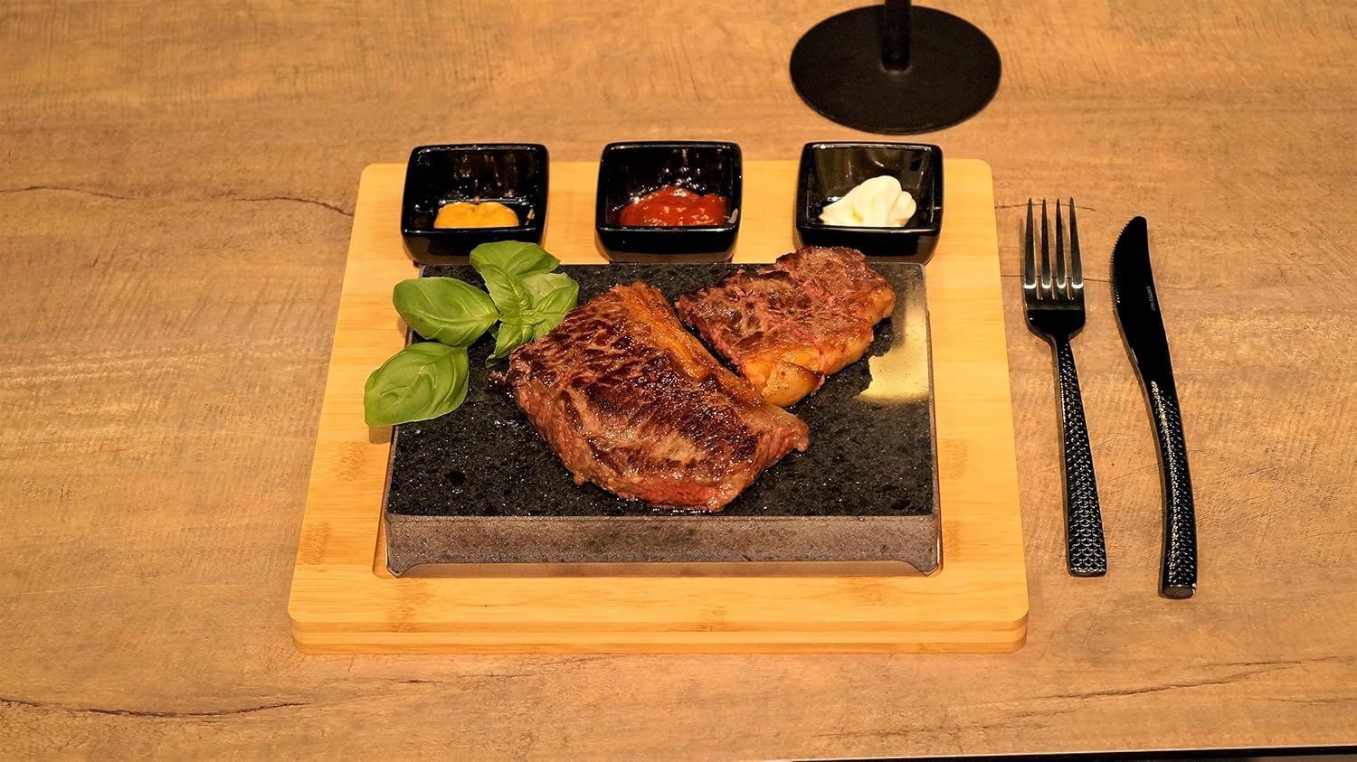 Hot Stone - Steak Stein - Heiße Steinplatte aus Granitstein mit Bambus Holzbrett & 3 Beilageschälchen Dipschalen Saucen-Schälchen (Schwarz)