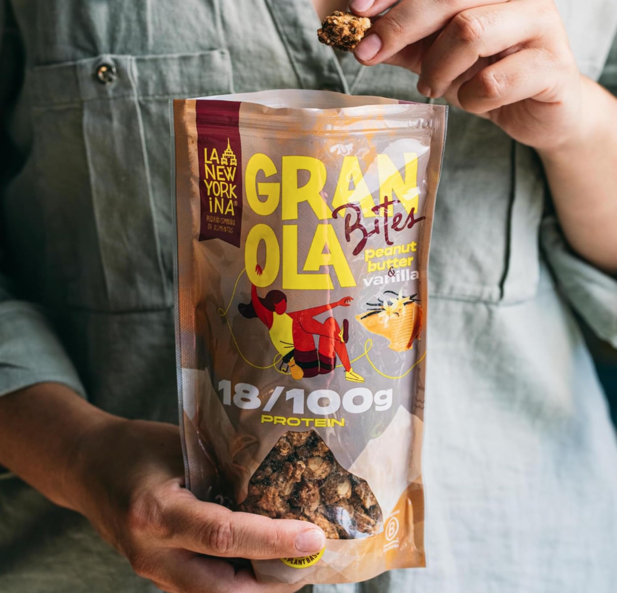 LA NEWYORKINA BITES Granola Peanut Butter Vainilla con copos de avena y crema de cacahuete. Granola con el profundo sabor de la mantequilla de cacahuete y el toque perfecto de vainilla. 275gr