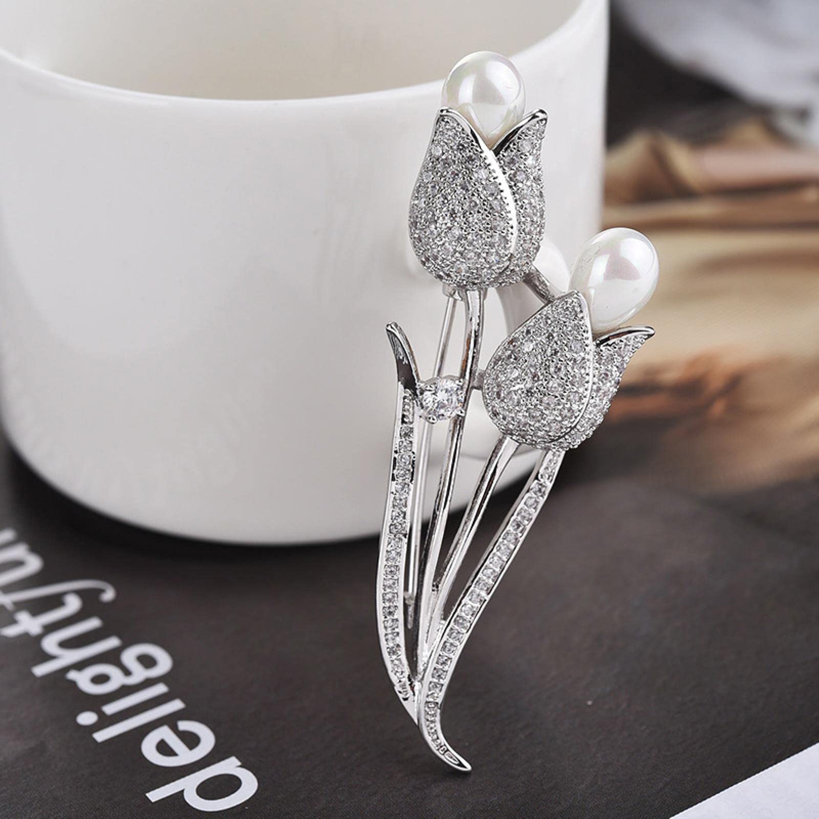 Broche Plateado con Forma de tulipán, Cristal, circonita cúbica y Perla. Ideal para Bodas, Fiestas y Banquetes. Accesorios de joyería para Hombres y Mujeres.