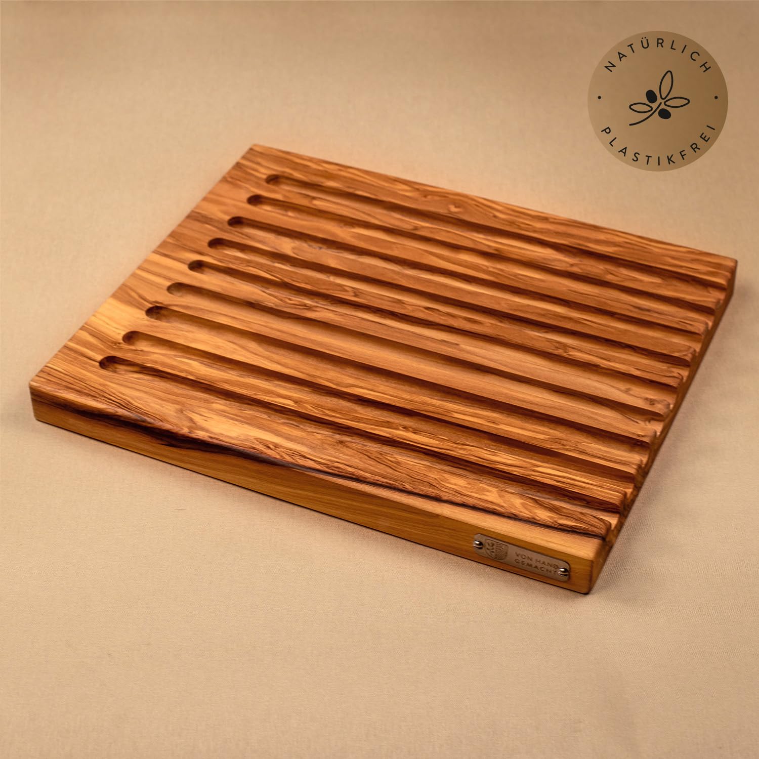 DAS OLIVENHOLZBRETT®Brotschneidebrett mit Rillen/Brett für Brot/40cm x30cm | aus Olivenholz aus einem Stück/mit gefrästen Rillen/einfache Reinigung/ fängt Krümel optimal auf