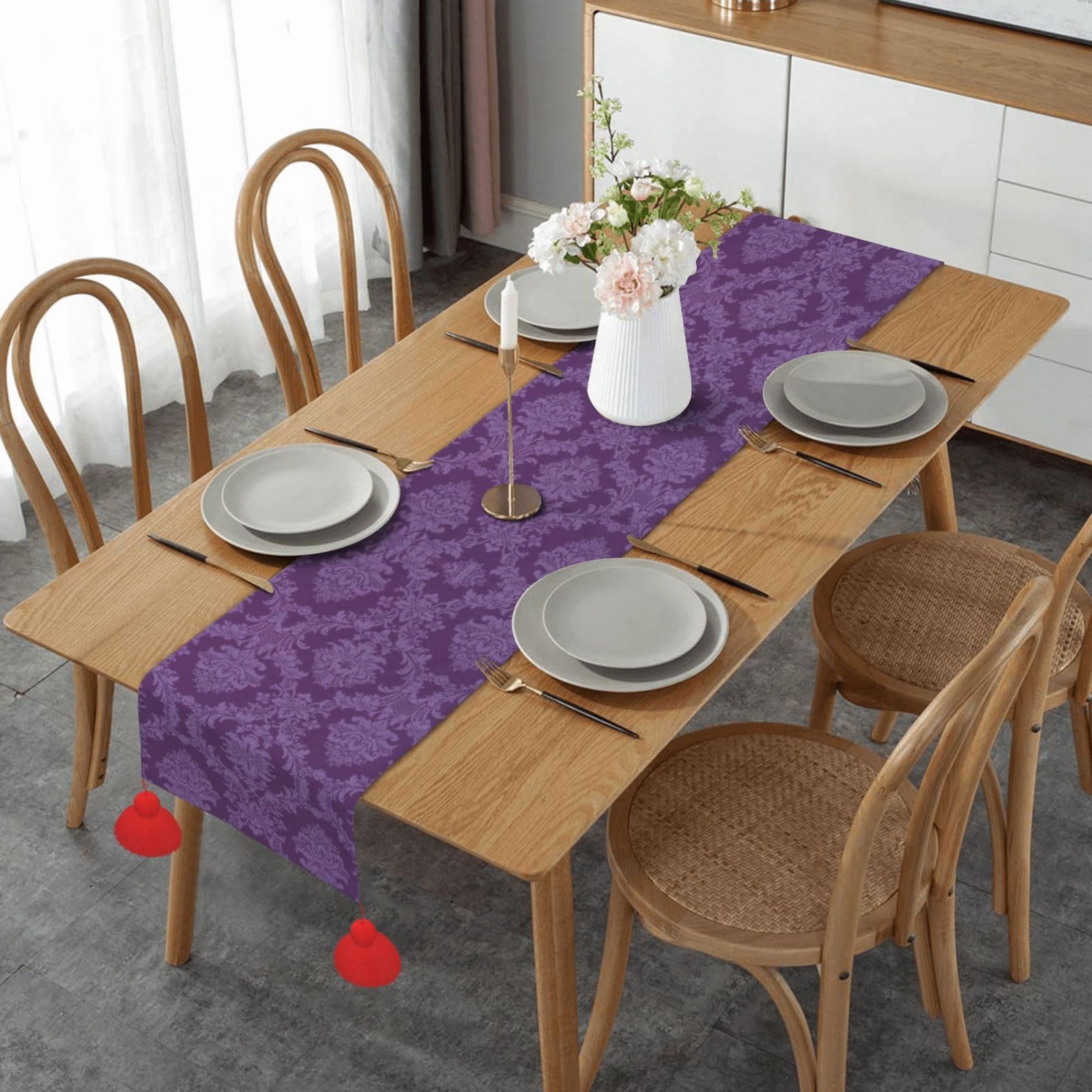 Chemin de table macramé violet avec pompons faits main au style bohème unique