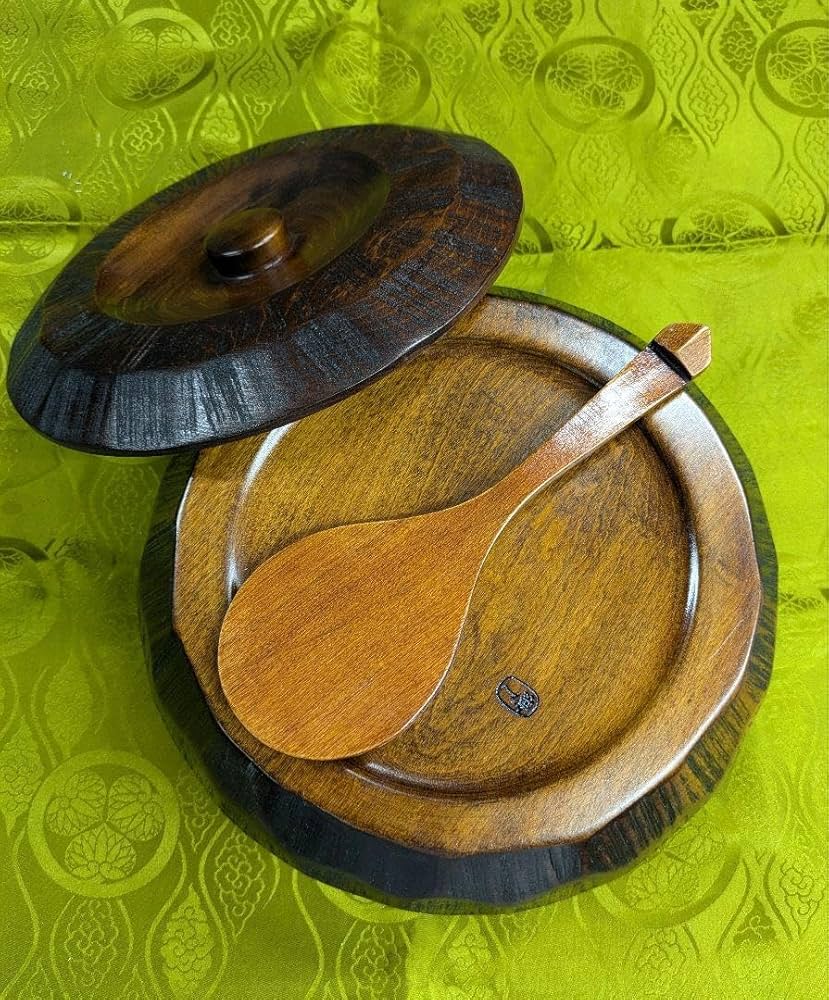 新品　未使用品　日本の漆器　特大　栃材くり抜き　四国彫りおひつ５人用 新品 未使用品 日本の漆器 栃材くり抜き 四国彫りおひつ - メルカリ