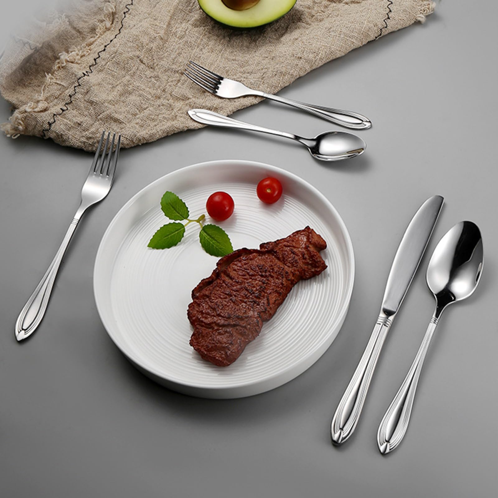 Ce Service de Couverts pour 16 Personnes Comprend Un Couteau de Table, Une Fourchette de Table, Une cuillère de Table et Un Couteau à Dessert. Il est doté d'un Manche raffiné et est fabriqué