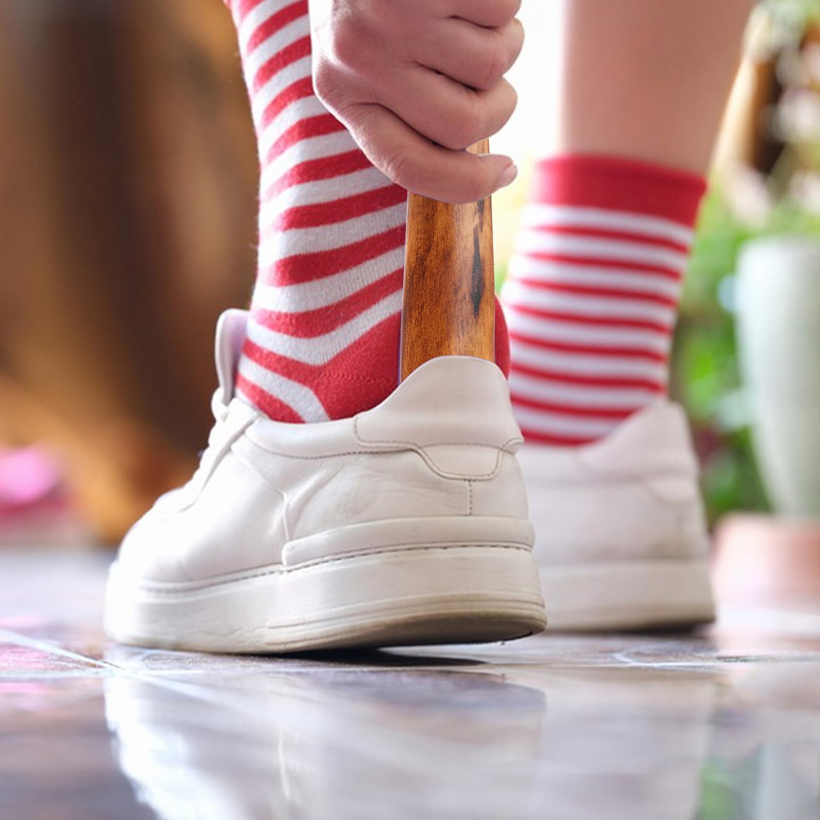 Calzador de madera pequeño, calzador de zapatos pequeño, color marrón, de madera, pequeño zapatero, cuerno para zapatos, ayuda para zapatos con cuerda colgante para hombres y mujeres embarazadas (15,5