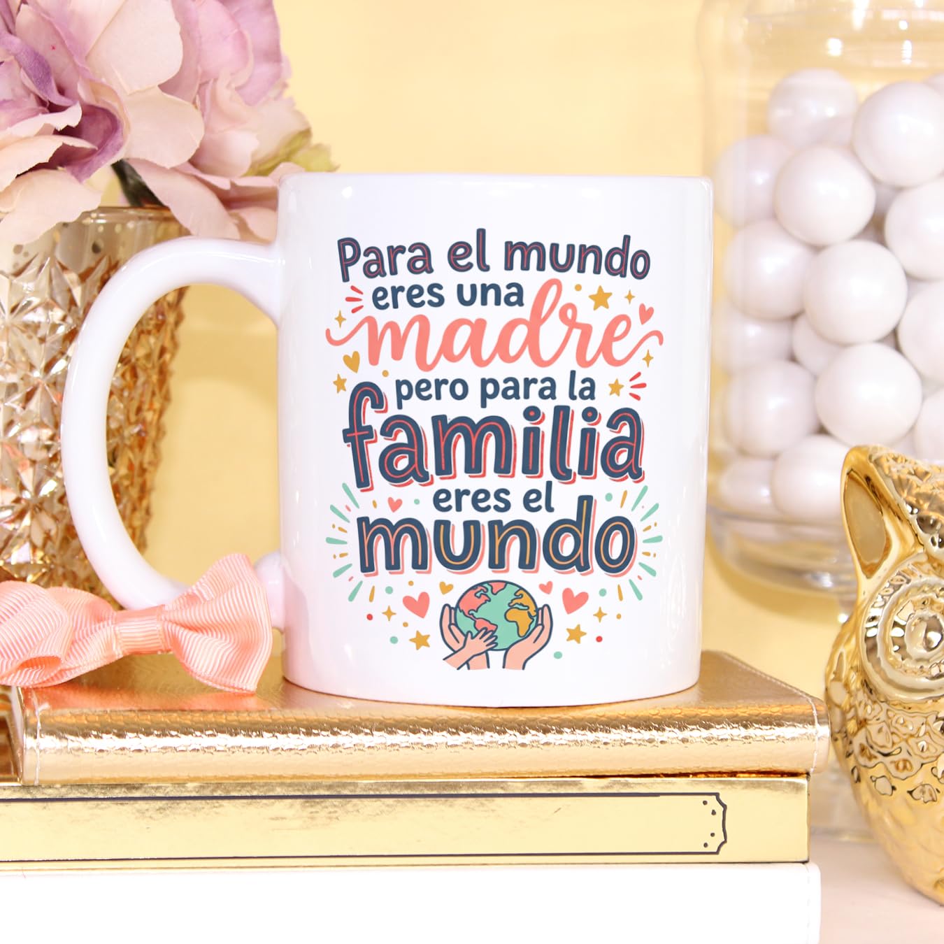 MUGFFINS Taza mamá con frase Para el mundo eres una madre pero para la familia eres el mundo en Español | regalo madre | 330 Ml 11 oz | Idea original para regalar | progenitores v1 — view 4