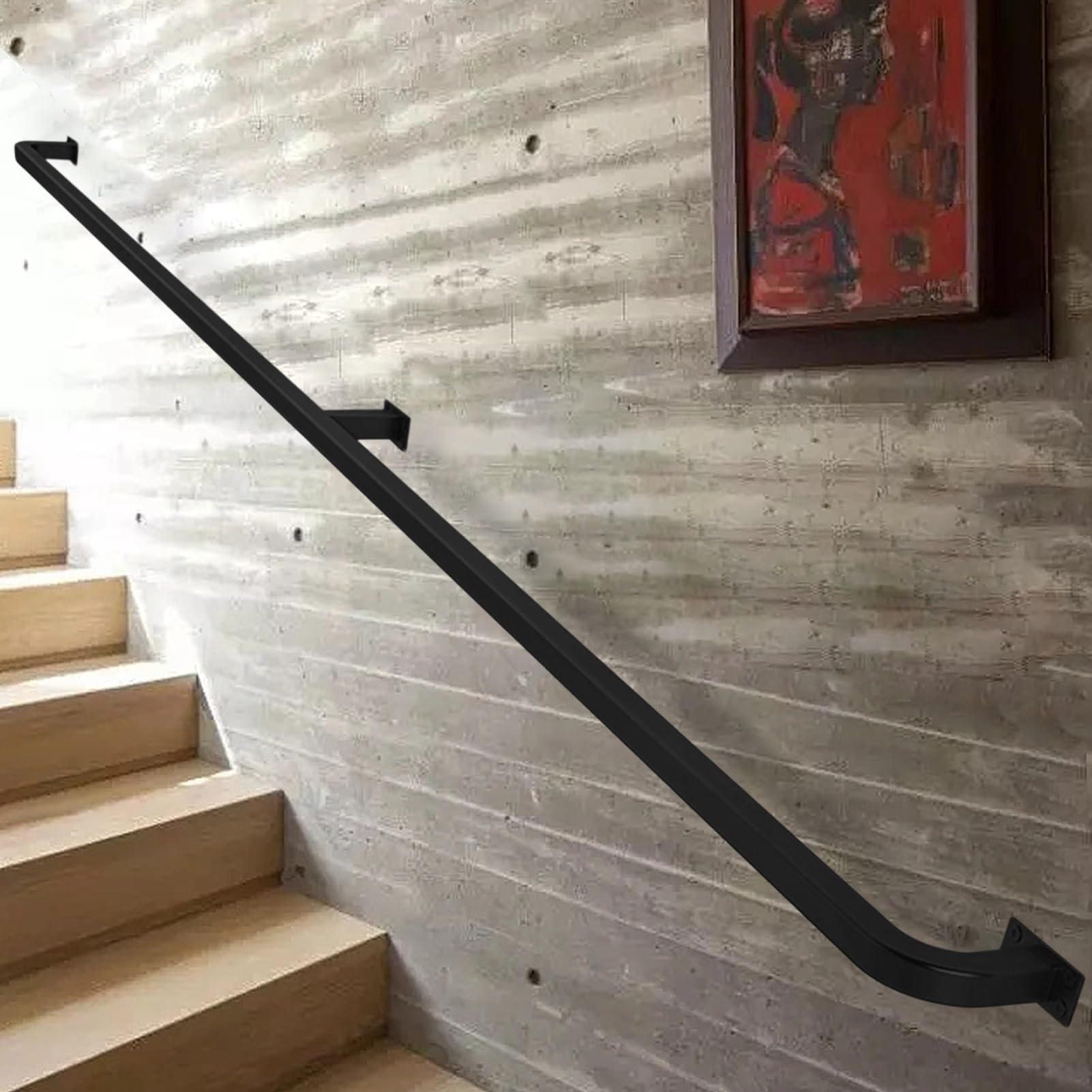 Rampe d'escalier en métal noir style industriel avec supports muraux pour sécurité couloir
