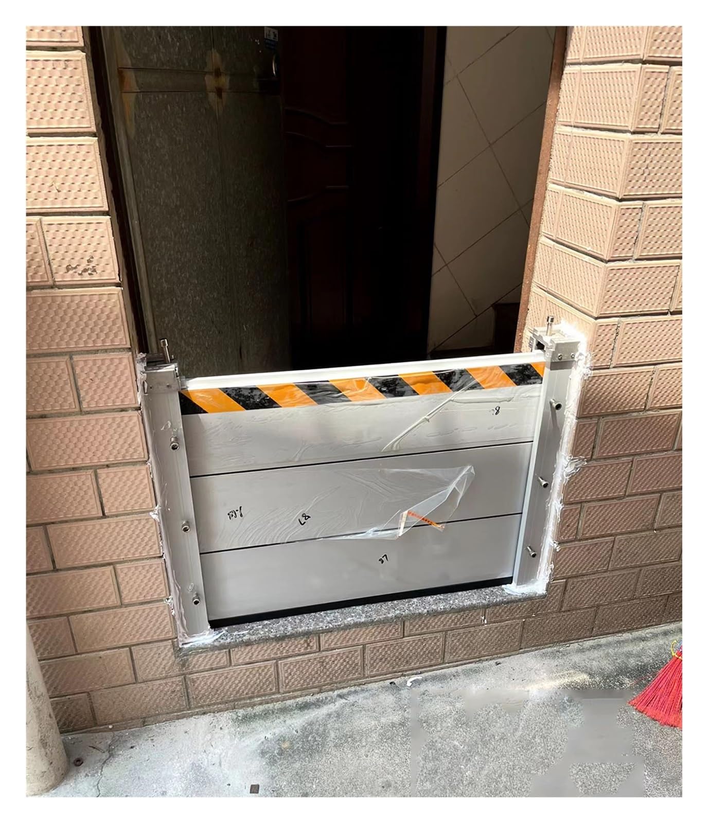Protection contre les inondations de haut niveau pour barrière de porte extérieure amovible