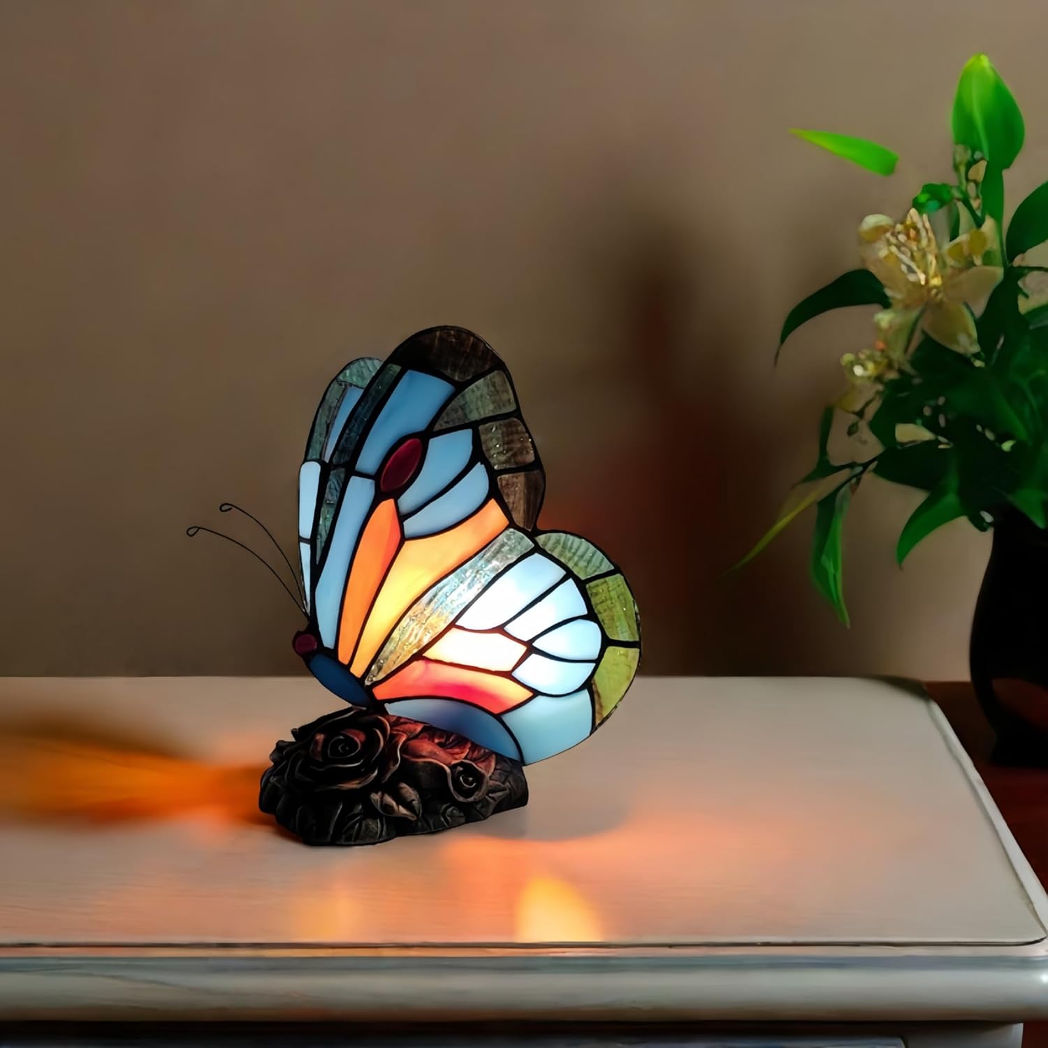 Tiffany Style Bedside Table Lamp Blue Butterfly Rose Nightstand Lamps Stained Glass Shade Home Decor Office Desk Lamp 。