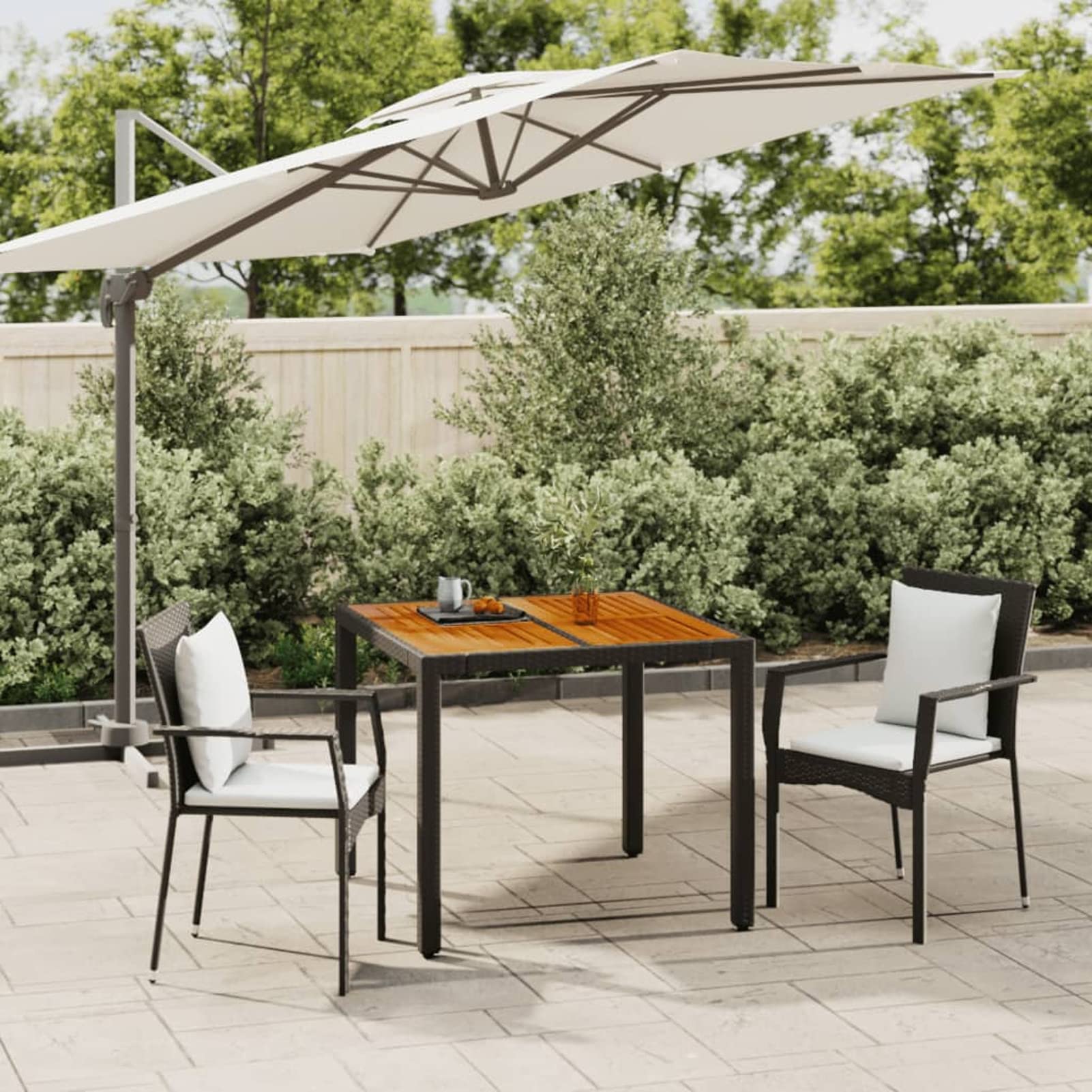 Table avec chaises d'extérieur encastrables pour petits espaces de jardin