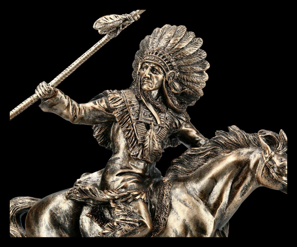 Figuren Shop GmbH Indianer Figur - Häuptling reitend mit Speer | Dekofigur, Dekoartikel, Westerndeko, Skulptur, Statue, Bronzeoptik, H 34 cm