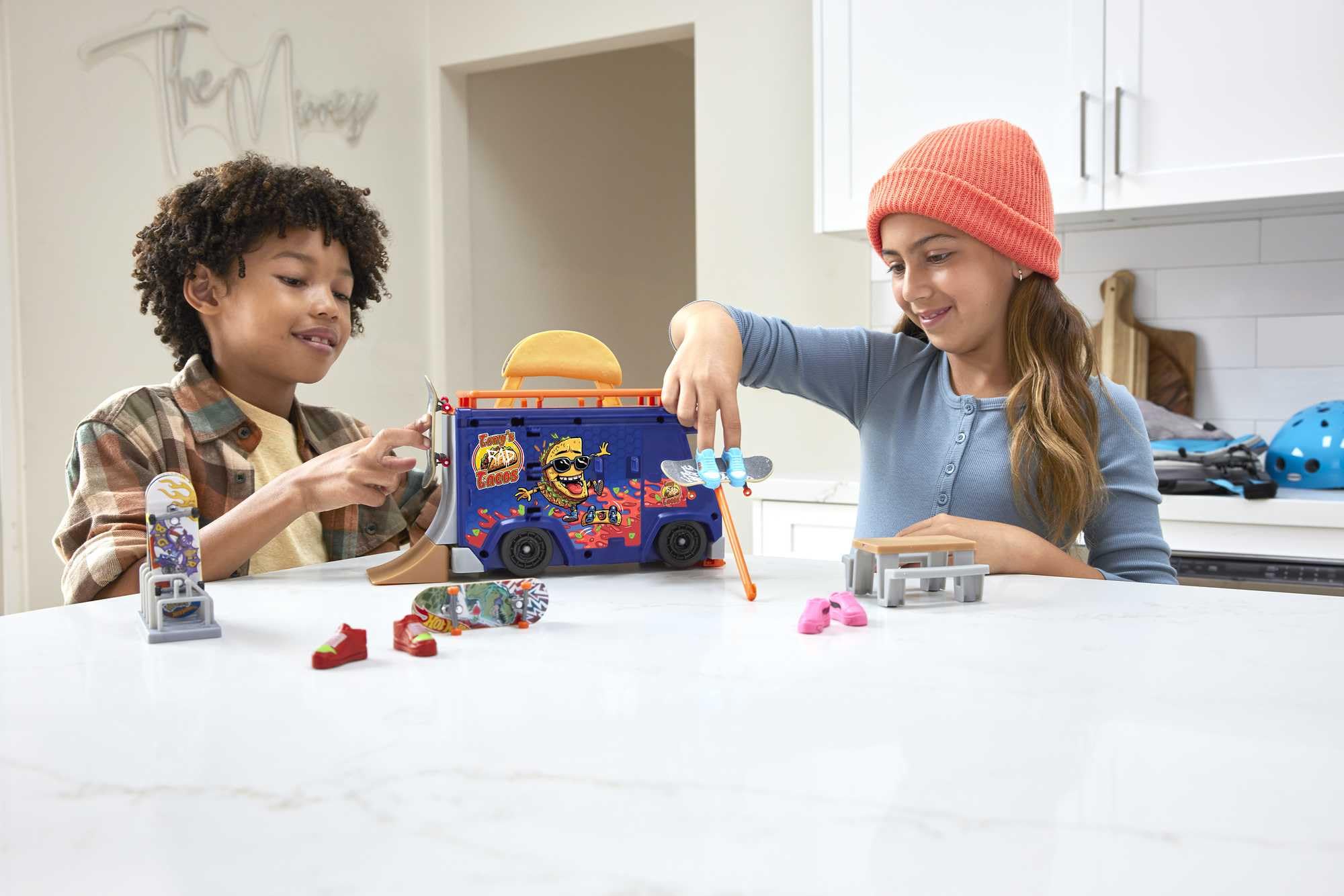 Hot Wheels Skate - Skatepark portatile, Valigetta Taco Truck con 1 Mini Skate esclusivo e 1 paio di scarpine rimovibili inclusi, playset portatile e spazioso, giocattolo per bambini, 5+ anni, HMK00