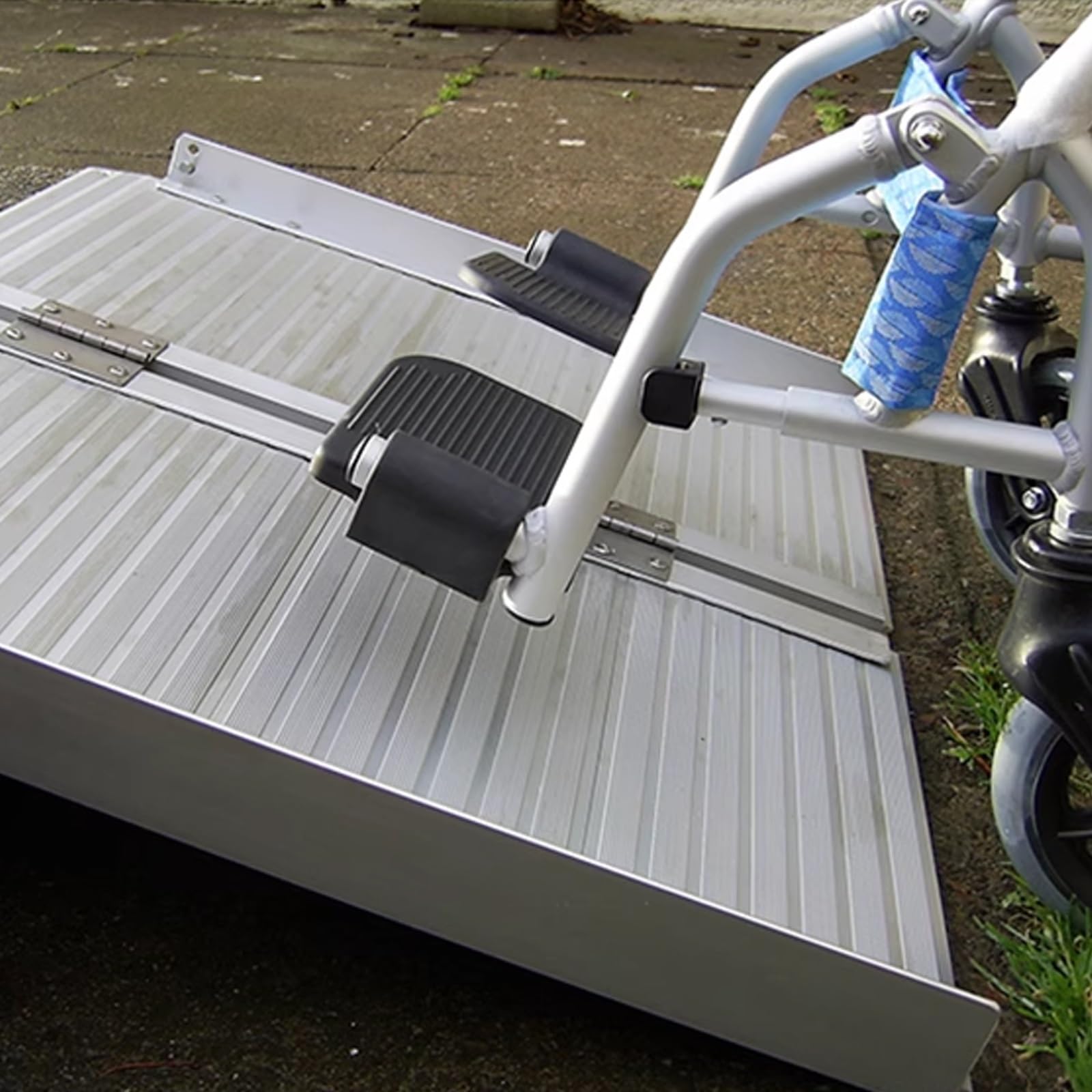 Składane aluminiowe rampy do wózków inwalidzkich do podjazdów, pojazdów elektrycznych i schodów - wytrzymała rampa krawężnikowa, 61 x 73 cm