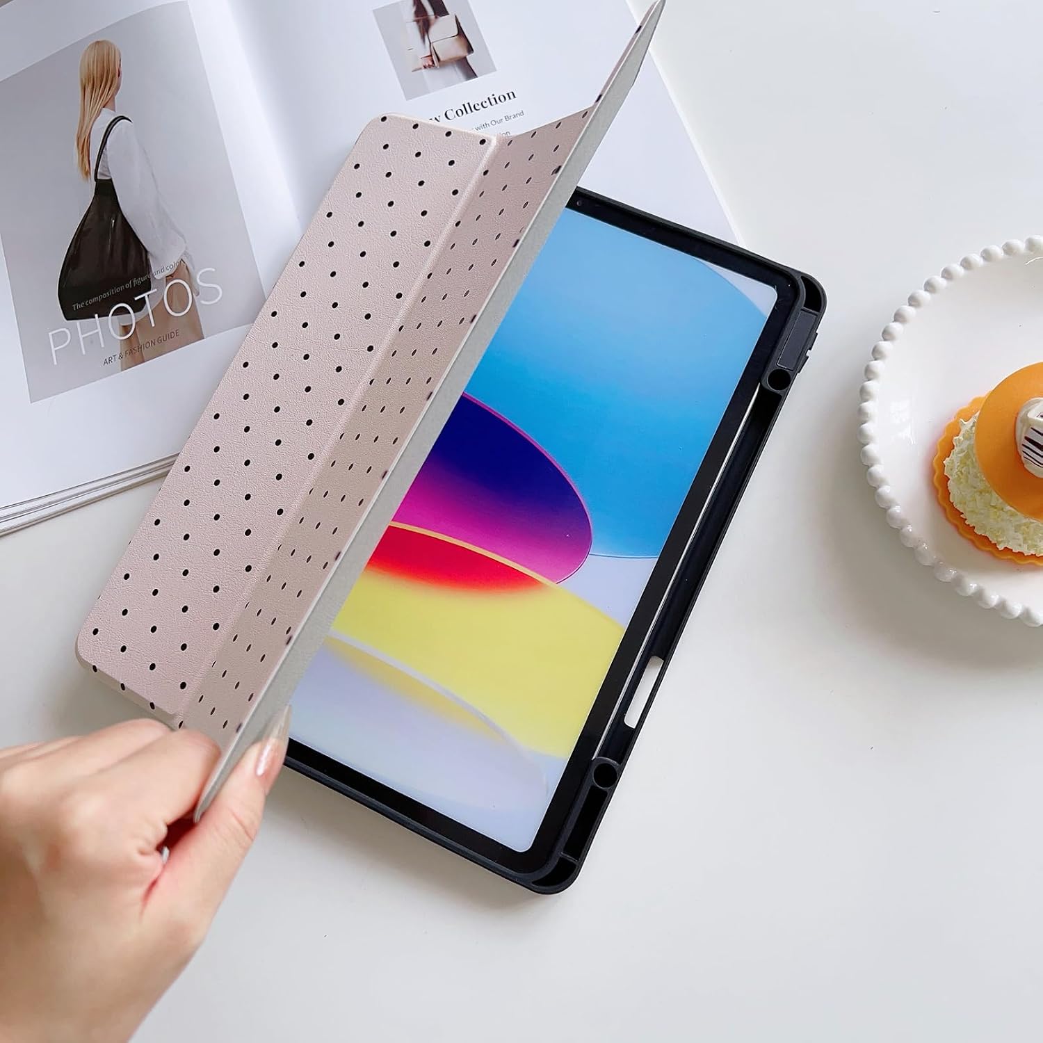 Case for iPad Pro 12.9-Inch 2022/2021/2020/2018 (6th/5th/4th/3rd Generation)，Fashionable Pattern Case with Pencil Holder Trifold Smart Stand Cover (Small Pink Polka dots)