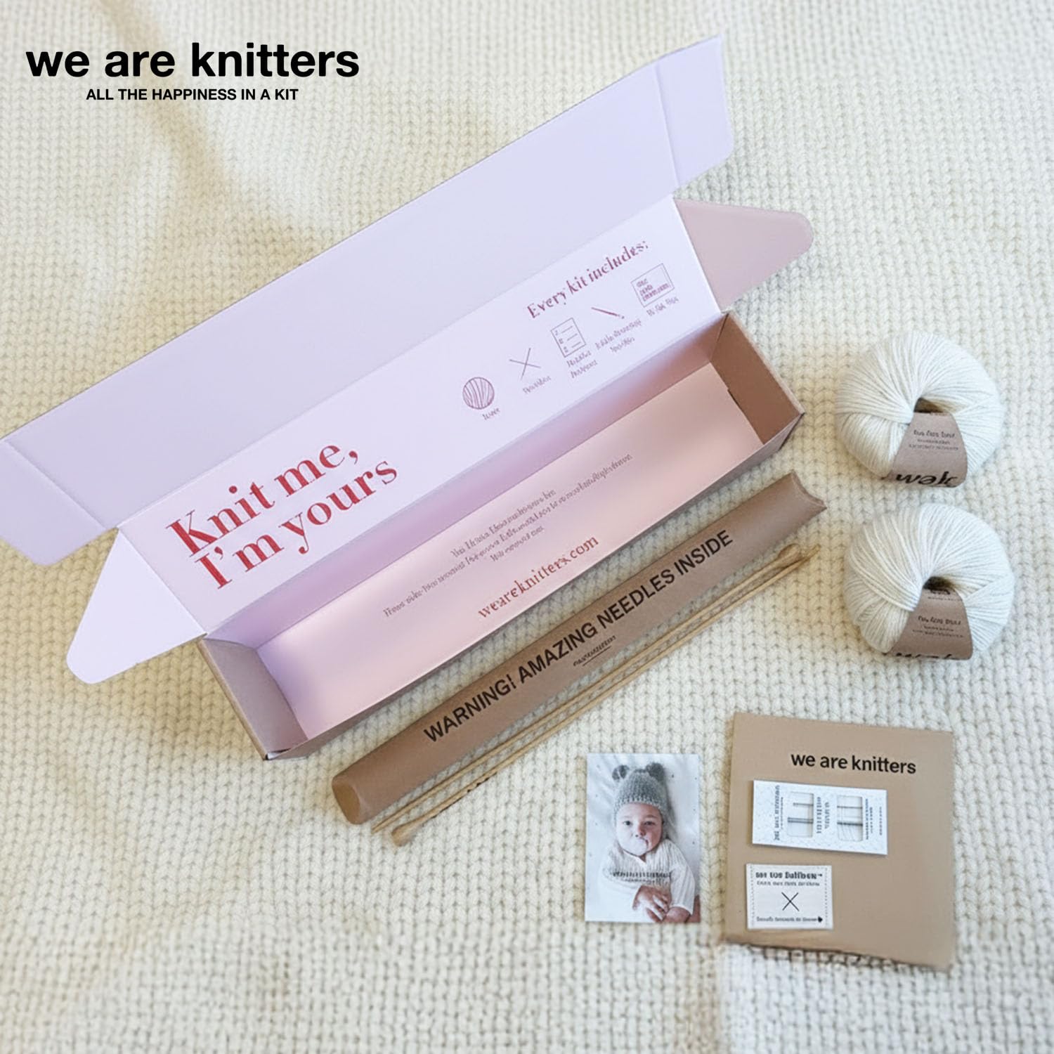 We Are Knitters Loris Beanie Strickset für Babys, DIY Mütze aus 100% Alpaka Wolle zum Stricken, Häckel kit für Anfänger, Strickset für Anfänger inkl. Stricknadeln Set, Größen 0-6M & 6-12M