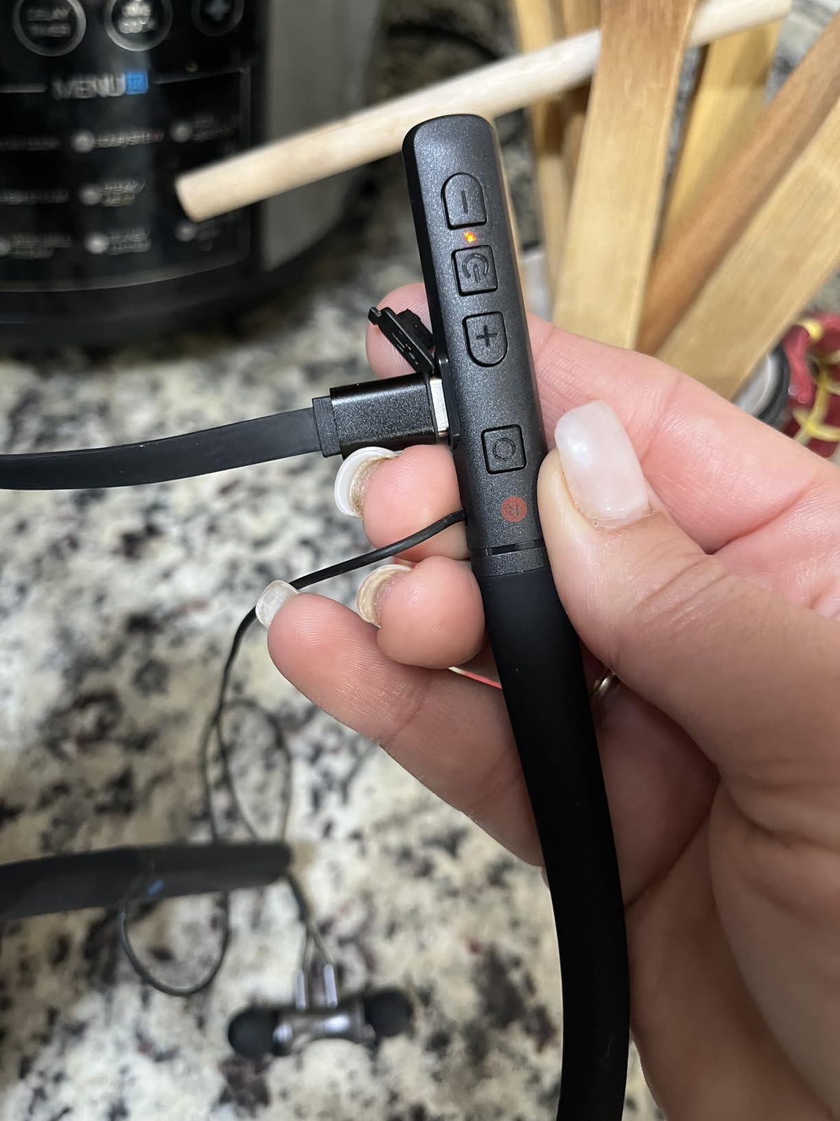 Amplificador cómodo, ligero y con sonido claro. Ideal para mejorar conversaciones y uso diario.