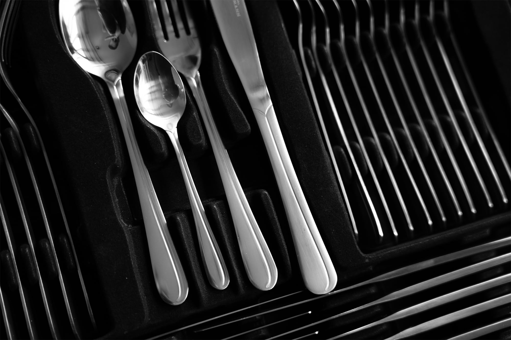 KARL HAUSMANN Set Posate 12 Persone, 72 Pezzi in Acciaio Inox 18/0 con Valigetta - Servizio Posate con Coltelli Forchette Cucchiai + Posate da Servizio, Lucido, Lavabili in Lavastovigli