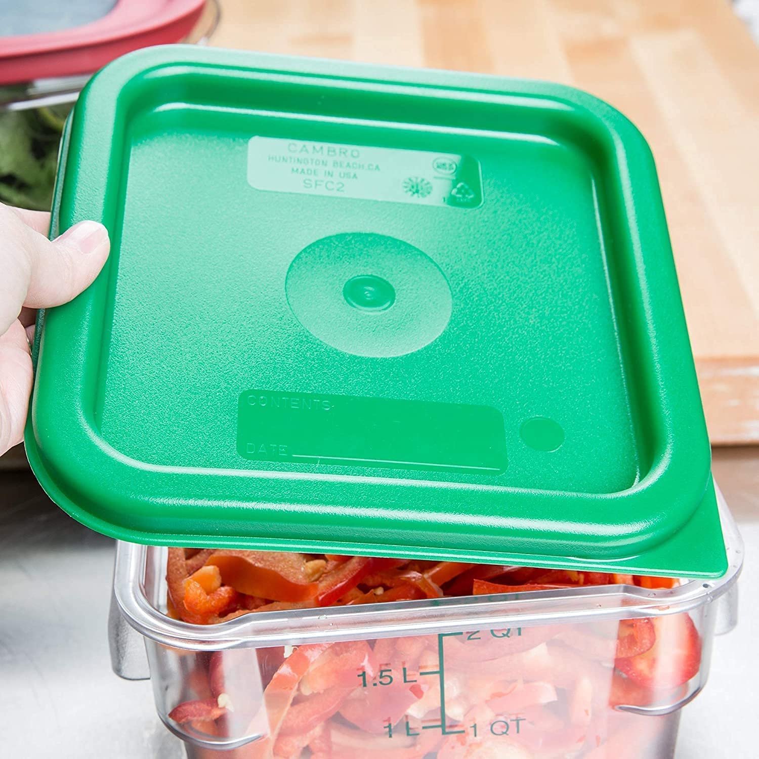 Cambro Contenedor cuadrado de policarbonato de 2 cuartos de galón, 2 unidades, transparente, con 2 tapas verdes Kelly, paquete con un juego de cucharas medidoras Lumintrail