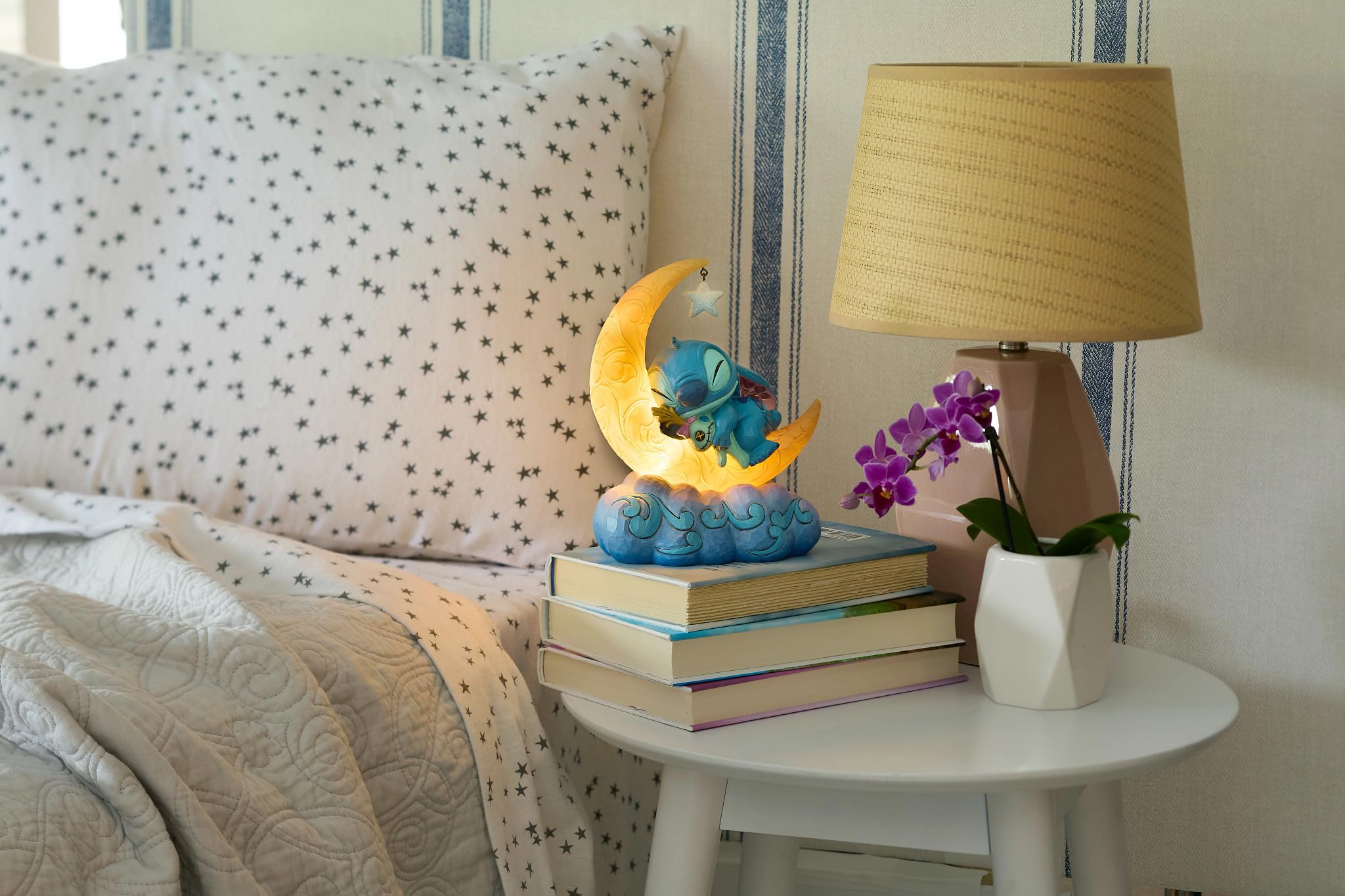 Disney Traditions Figurine de Lune Lumineuse Stitch and Scrump on