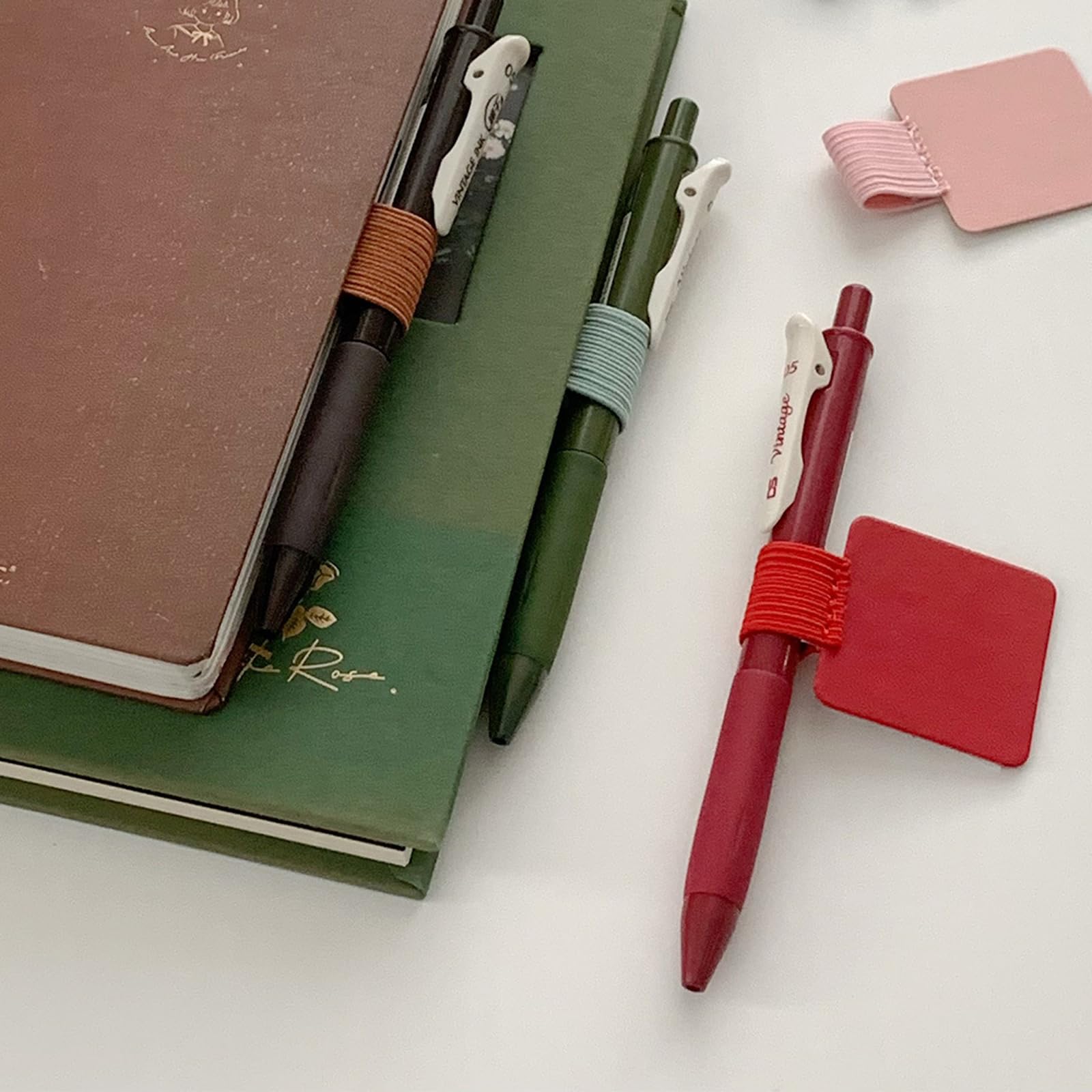 20 portapenne ad anello adesivo elastico per matite in pelle PU per quaderni, tablet, calendari, riviste, organizer da scrivania per penna