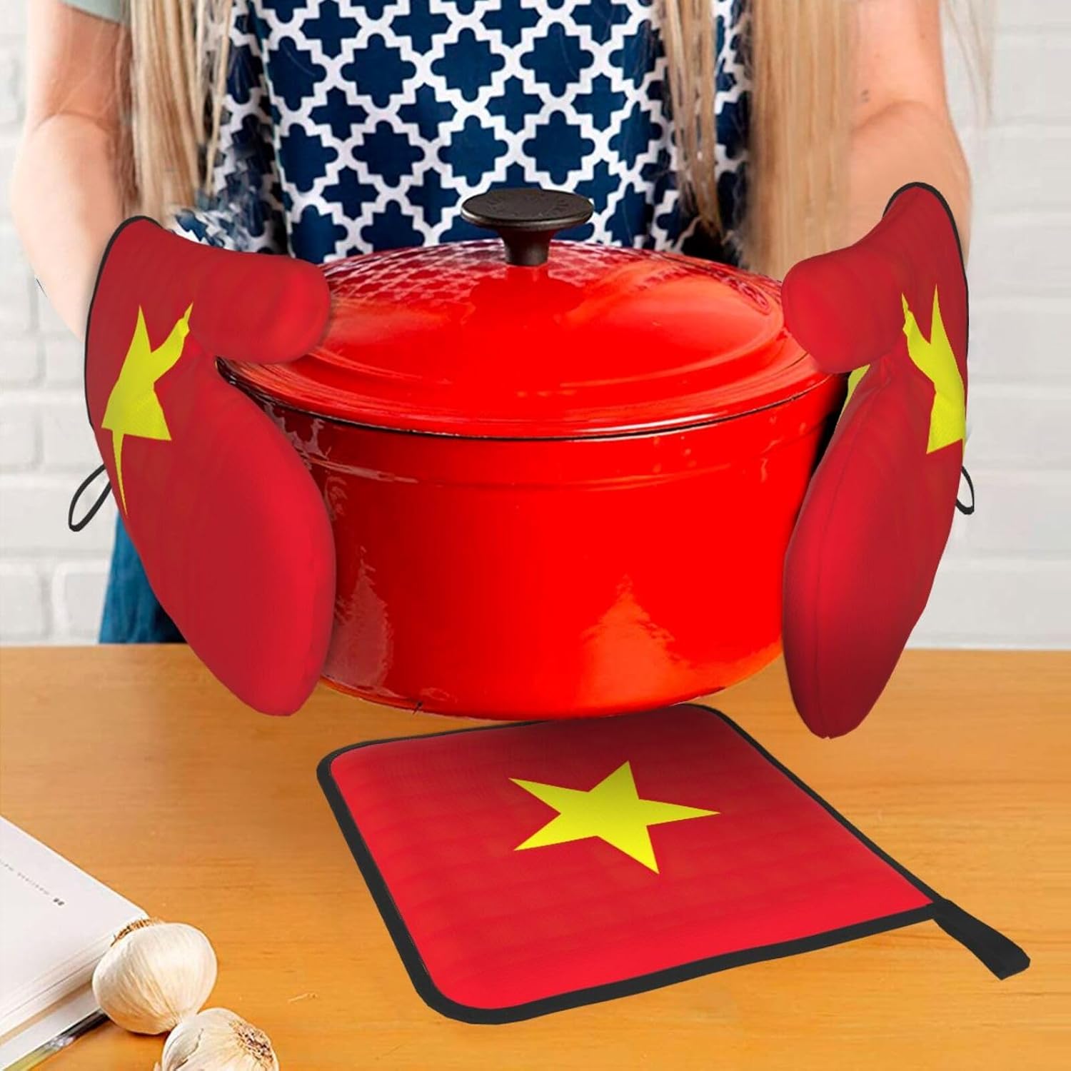 Vietnamese Flag Print Heat Resistant Microwave Gloves, Used for Baking, Cooking, and Fashion Kitchen Essentials