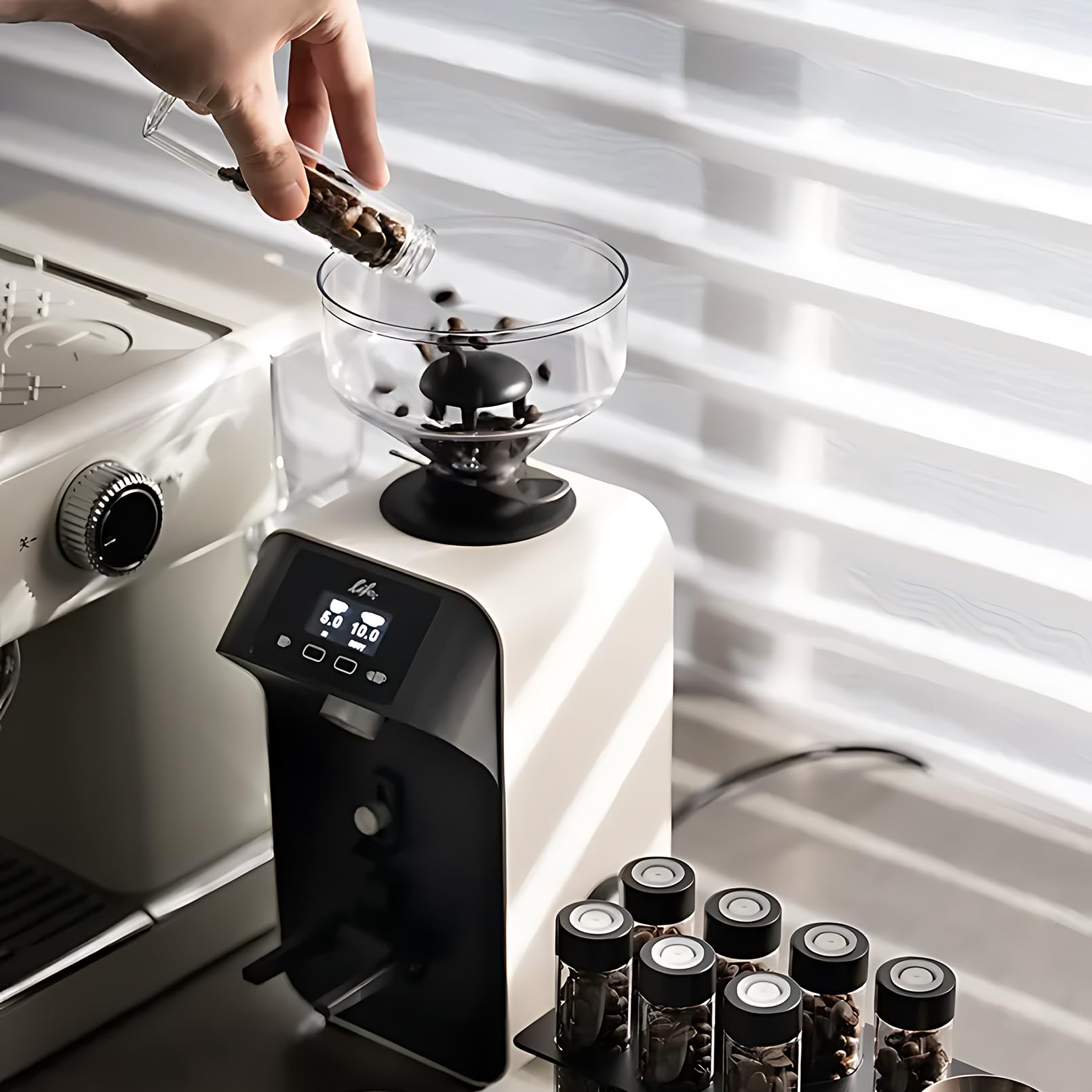 Kaffeebohnen Behälter 8 Tuben Walnuss Ständer Trichter Einzeldosis Schwarz | Espressobohnen Aufbewahrung Kaffeedose Set Portionierer Glas Röhrchen Holz Halter Dose Frischhalteventil Barista Geschenk