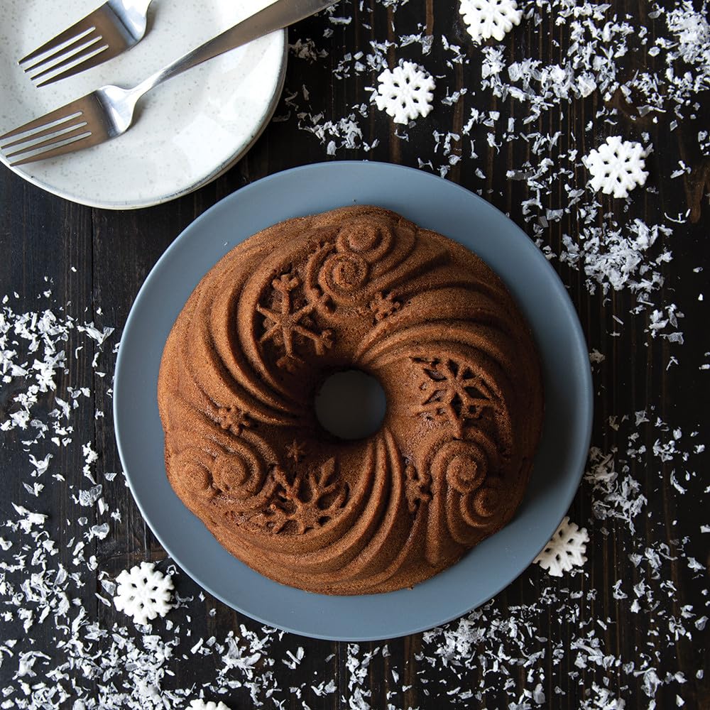 Nordic Ware Let It Snow Bundt - Molde antiadherente de aluminio, color plateado, (93648), capacidad para 10 tazas
