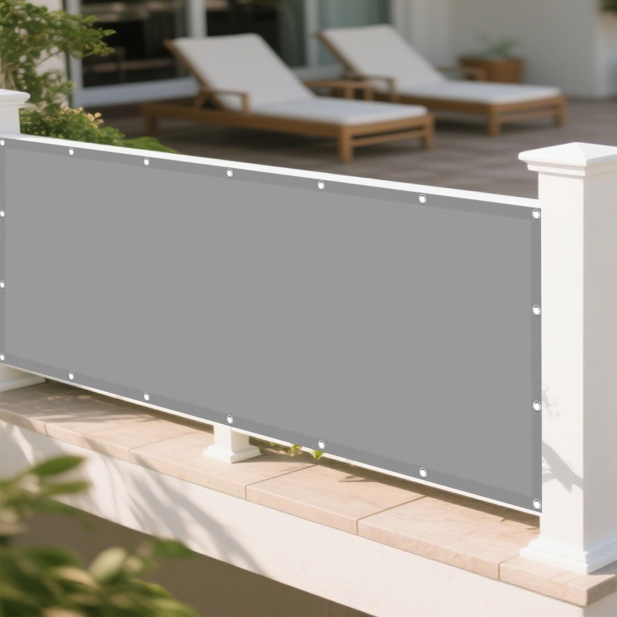Voile d'ombrage étanche gris clair pour créer un coin frais sur la terrasse