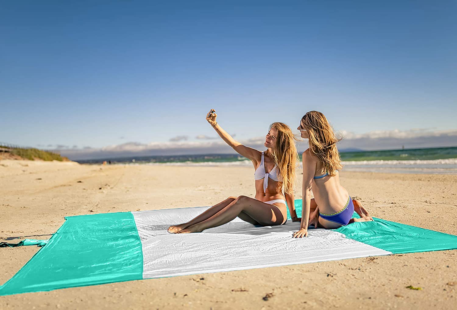 WEKAPO Koc plażowy, odporna na piasek, wodoodporna, bardzo duża mata plażowa, ponadwymiarowa, bez piasku, lekka, szybkoschnąca, niezbędnik na wakacje na plaży, z palikami i kieszeniami narożnymi