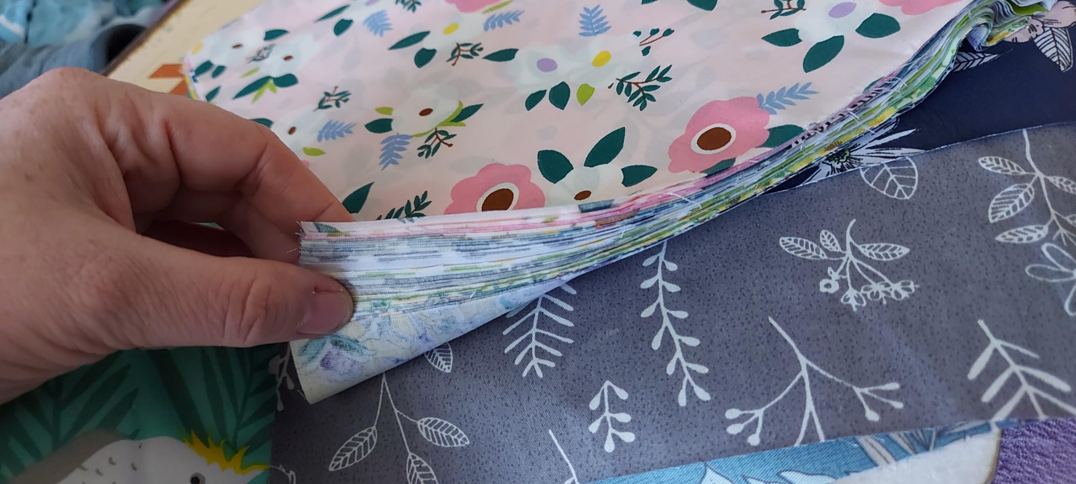 42 Stück Stoffreste Baumwolle 25x25cm - 6 Farben Patchwork Paket