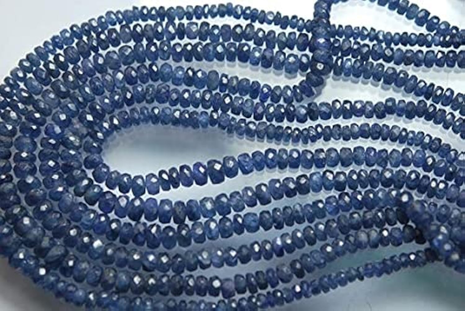 Saphir bleu de Birmanie en fil de perles facettées pour un style élégant au quotidien