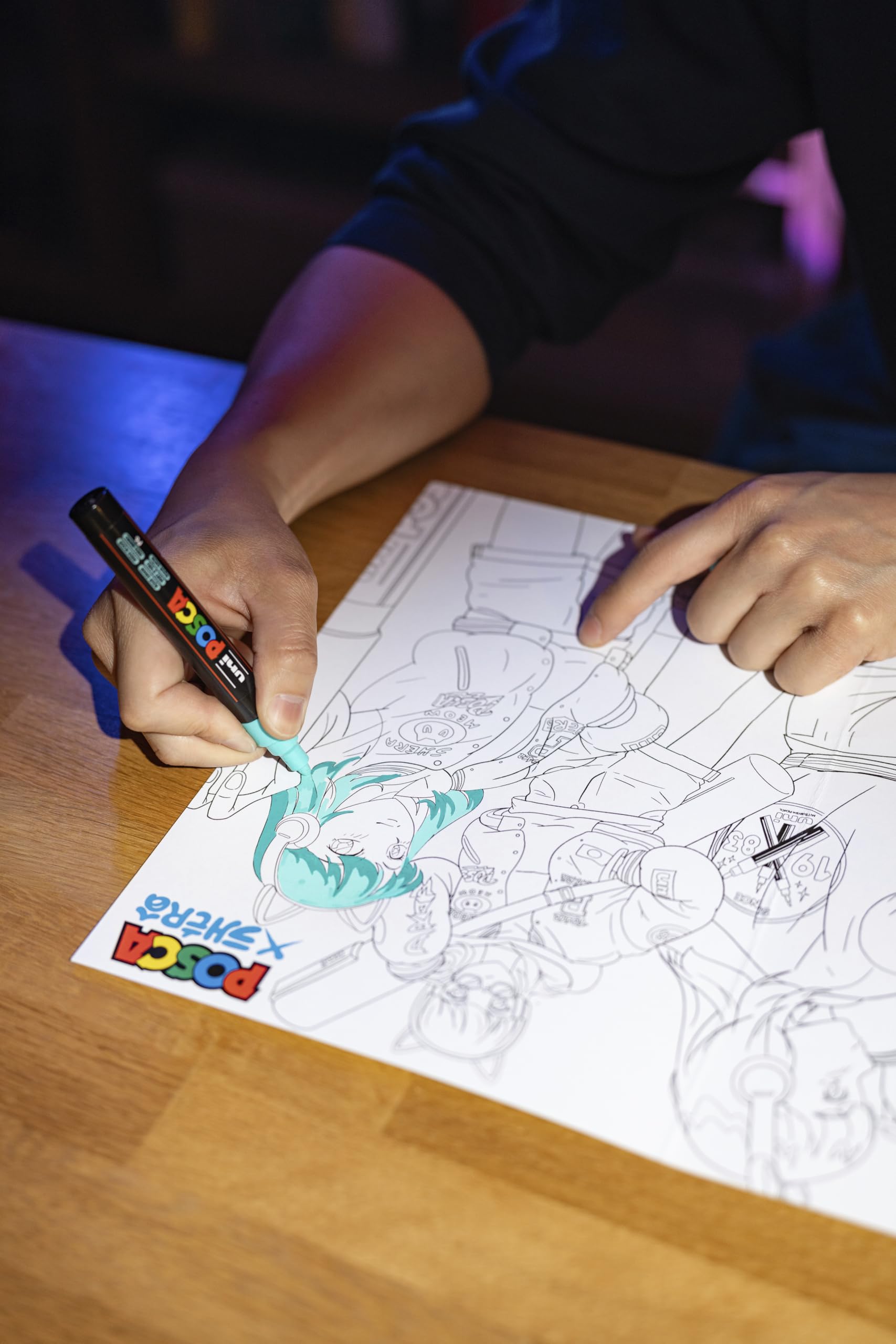 Posca Uni Valigetta Metallo 20pz Marcatori Pennarelli Assortiti Manga Hero | Pennarello con punte da 0,7-2,5 mm, inclusi poster e adesivi