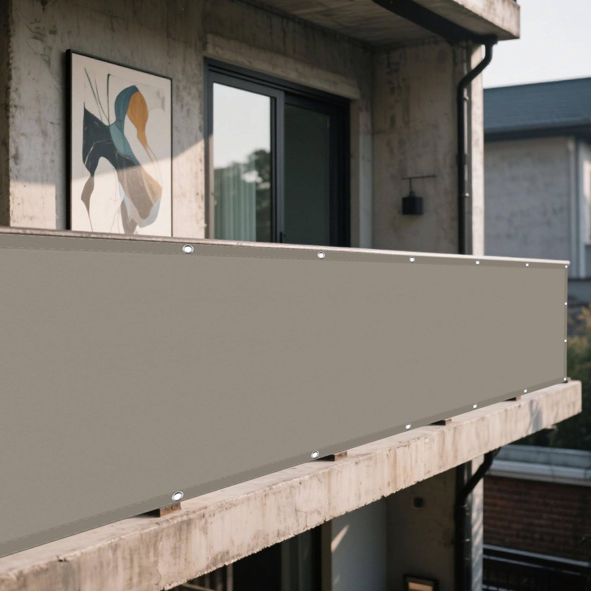Voile d'ombrage de jardin taupe pour abriter vos repas en extérieur