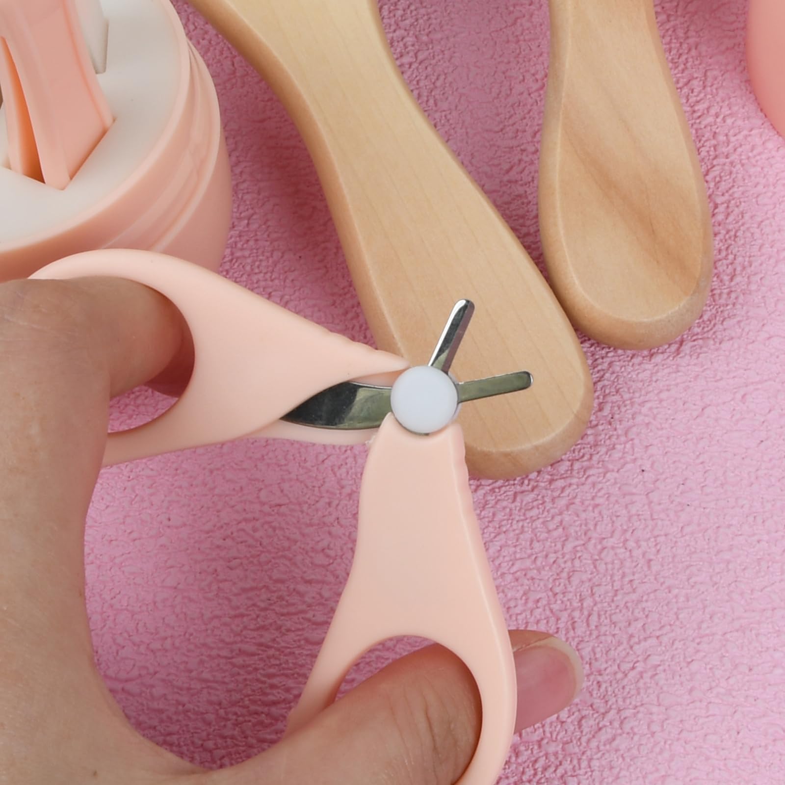 Set Manicure e Pedicure per Neonato, Kit Igiene e Cura Bambini 6 Pezzi, Cortaunghie con Spazzola e Pettine per Neo Genitori (Rosa)