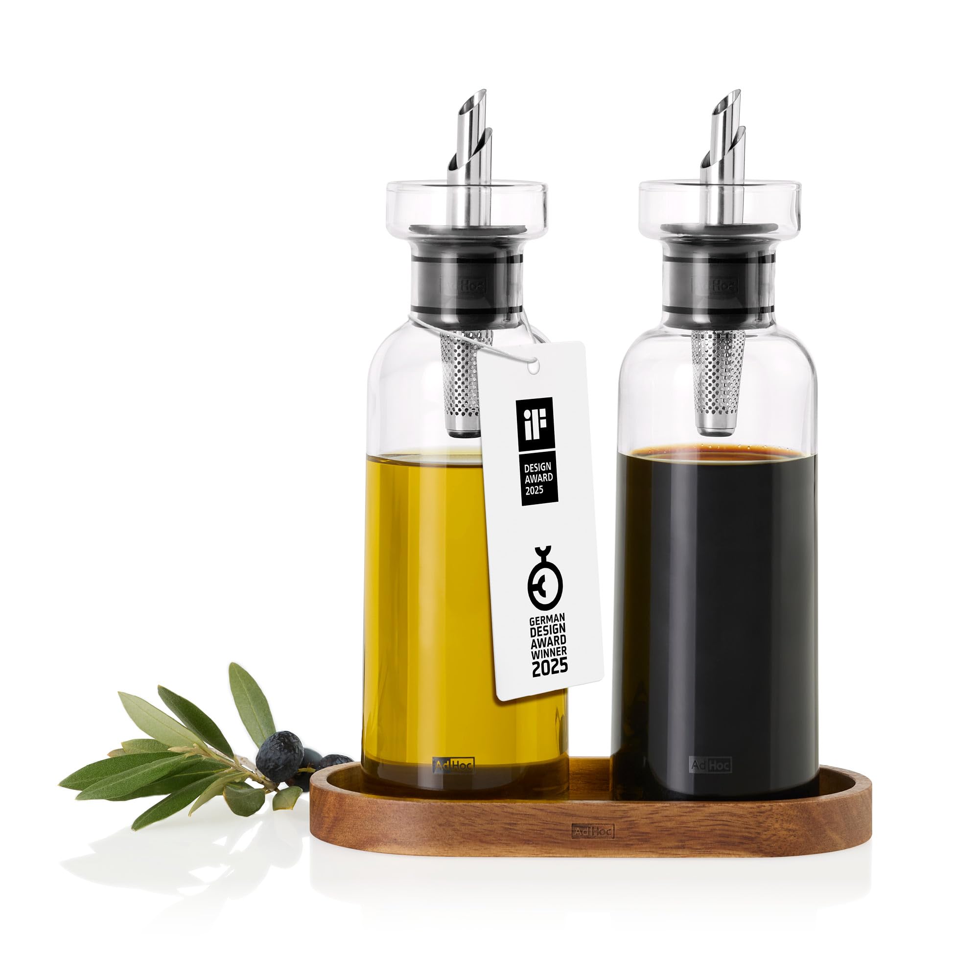 AdHoc AromaPour Ölflasche und Essigspender mit passendem Holz Untersetzer | Mit PreciseFlow Ausgießer aus Edelstahl für tropffreies Dosieren, Premium Geschenkset aus 2x 300ml Glasspender und Tablett