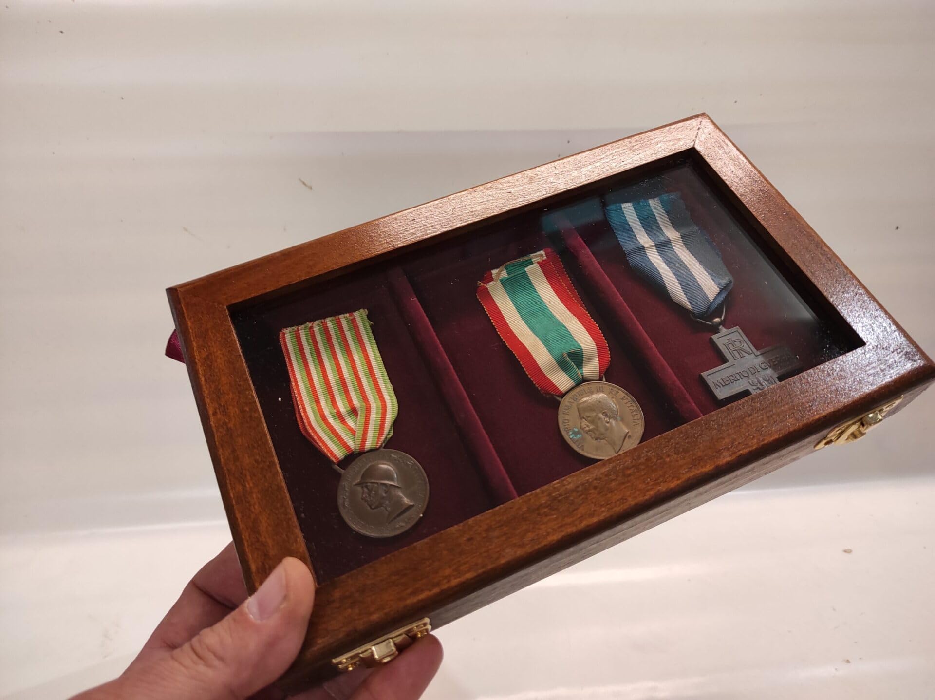 Vitrine médaille Militaire en Bois Massif et Verre, Coffret présentoir Fait Main pour 3 médailles avec Ruban, Velours au Choix, Artisanat Italien