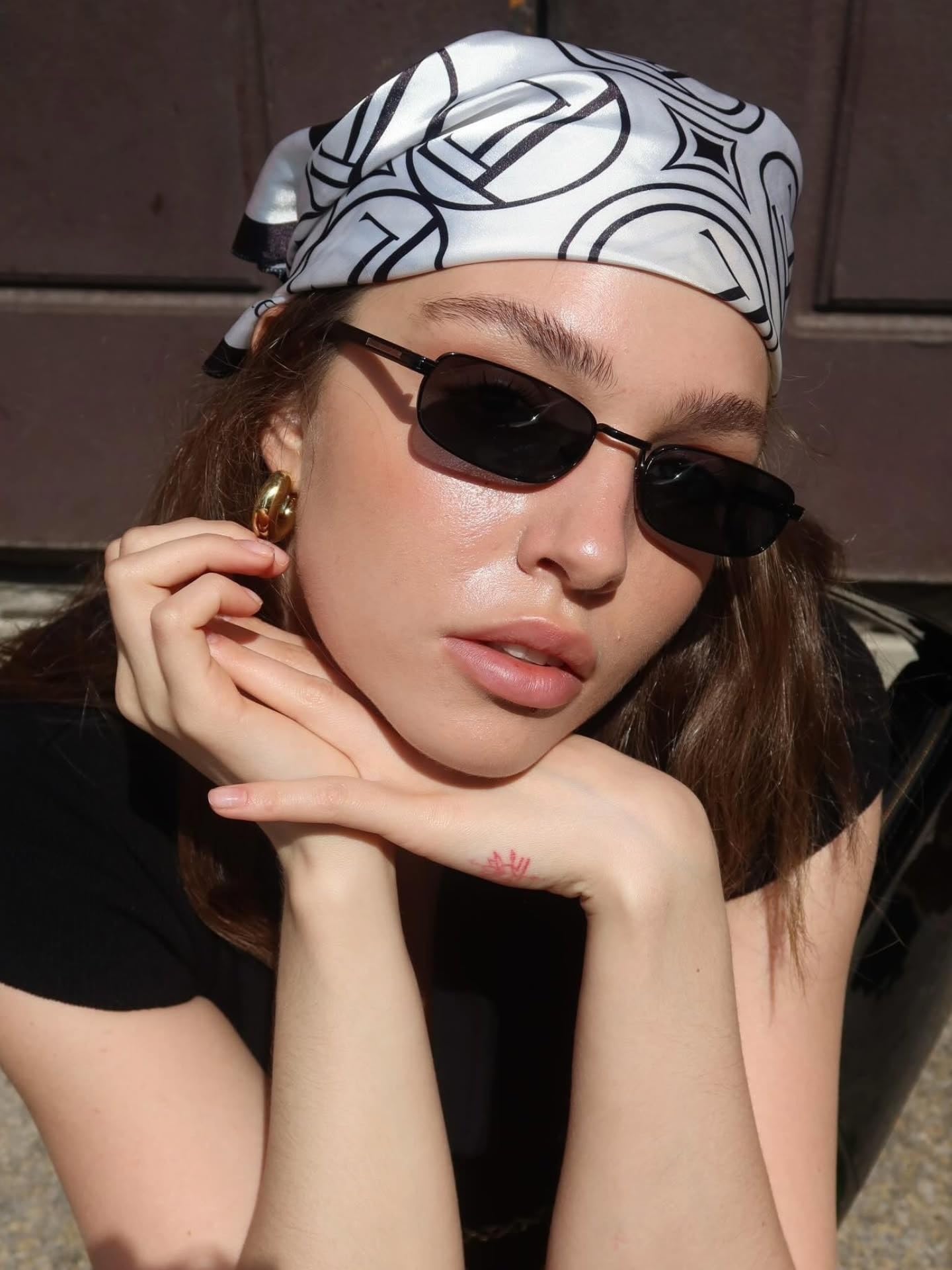 Trendige schmale quadratische Sonnenbrille für Damen, schmaler goldfarbener Metallrahmen, UV400-Sonnenbrille für Damen, Retro-Mode-Accessoire für Partys