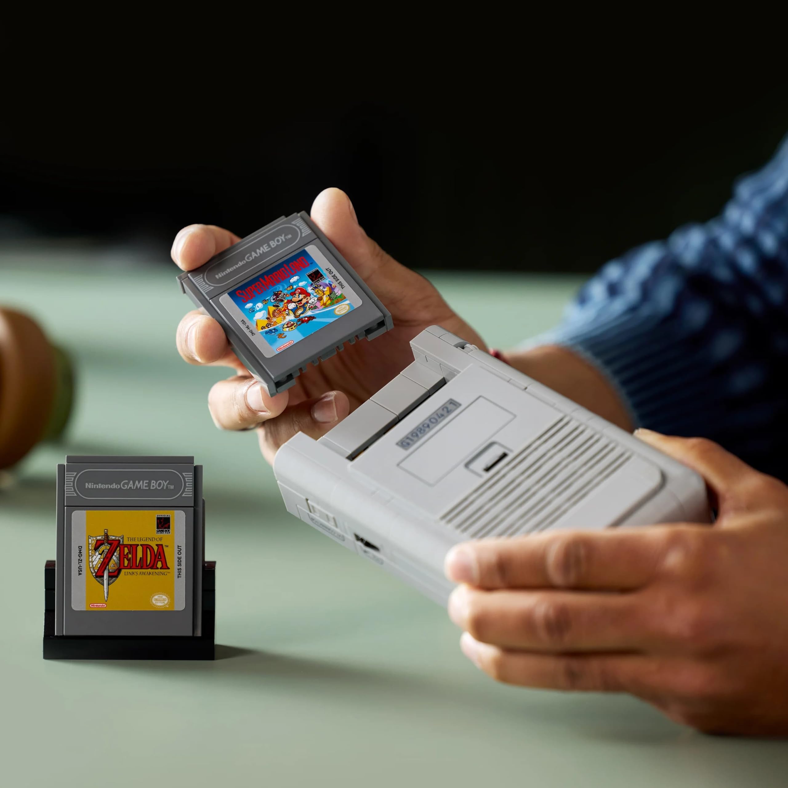 LEGO Game Boy, zestaw dla dorosłych, pomysł na prezent dla graczy, model kolekcjonerski dla mężczyzny i fanów retro gier Nintendo, replika konsoli z Game Pakami i ekranami soczewkowymi 72046