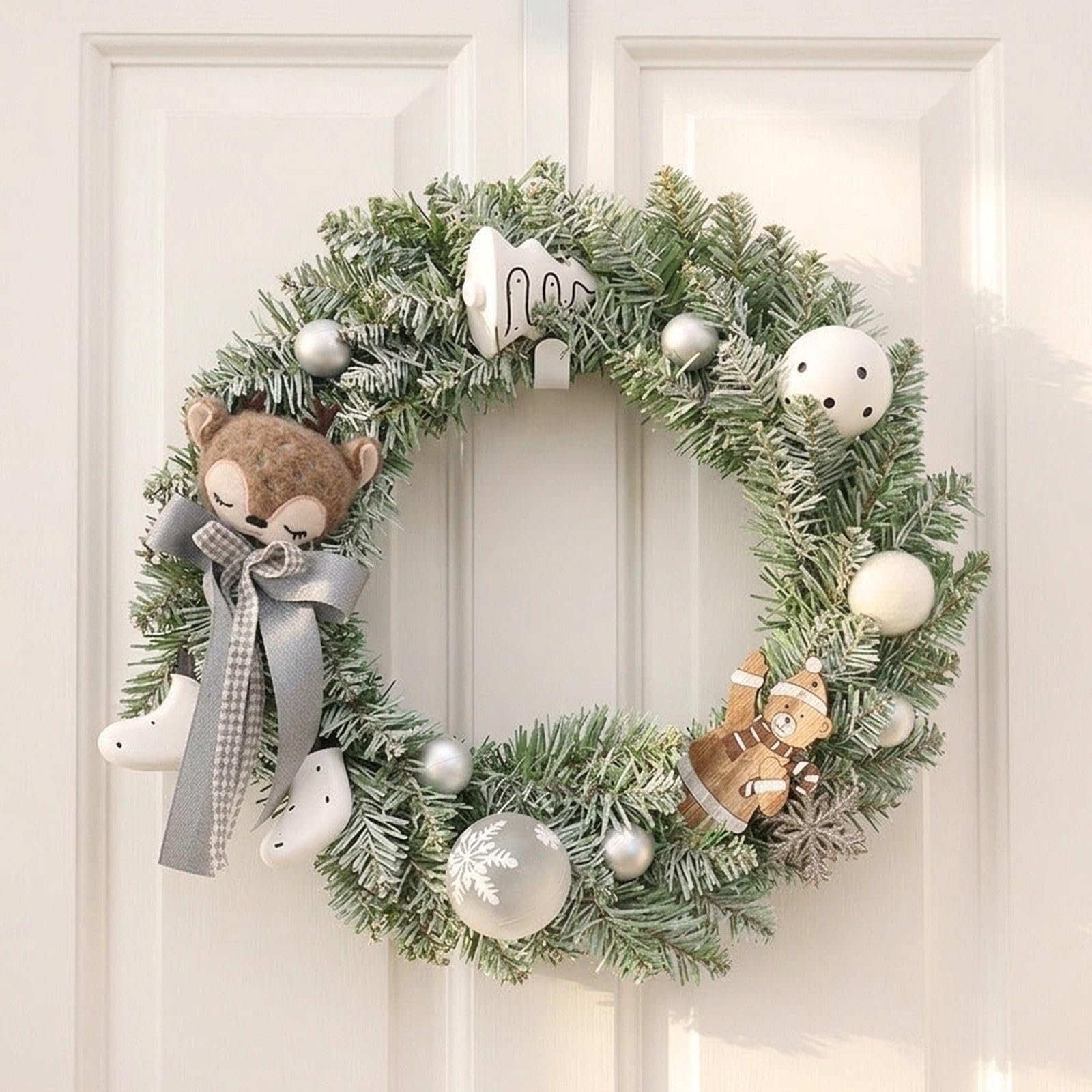 Qianly Corona de Navidad Artificial Guirnalda Adorno Y Decoración Colgante Estética Cálida de Invierno con Bayas Madera Y PP Adecuada para Puerta Recibidor S, Oso Ciervo, Individual