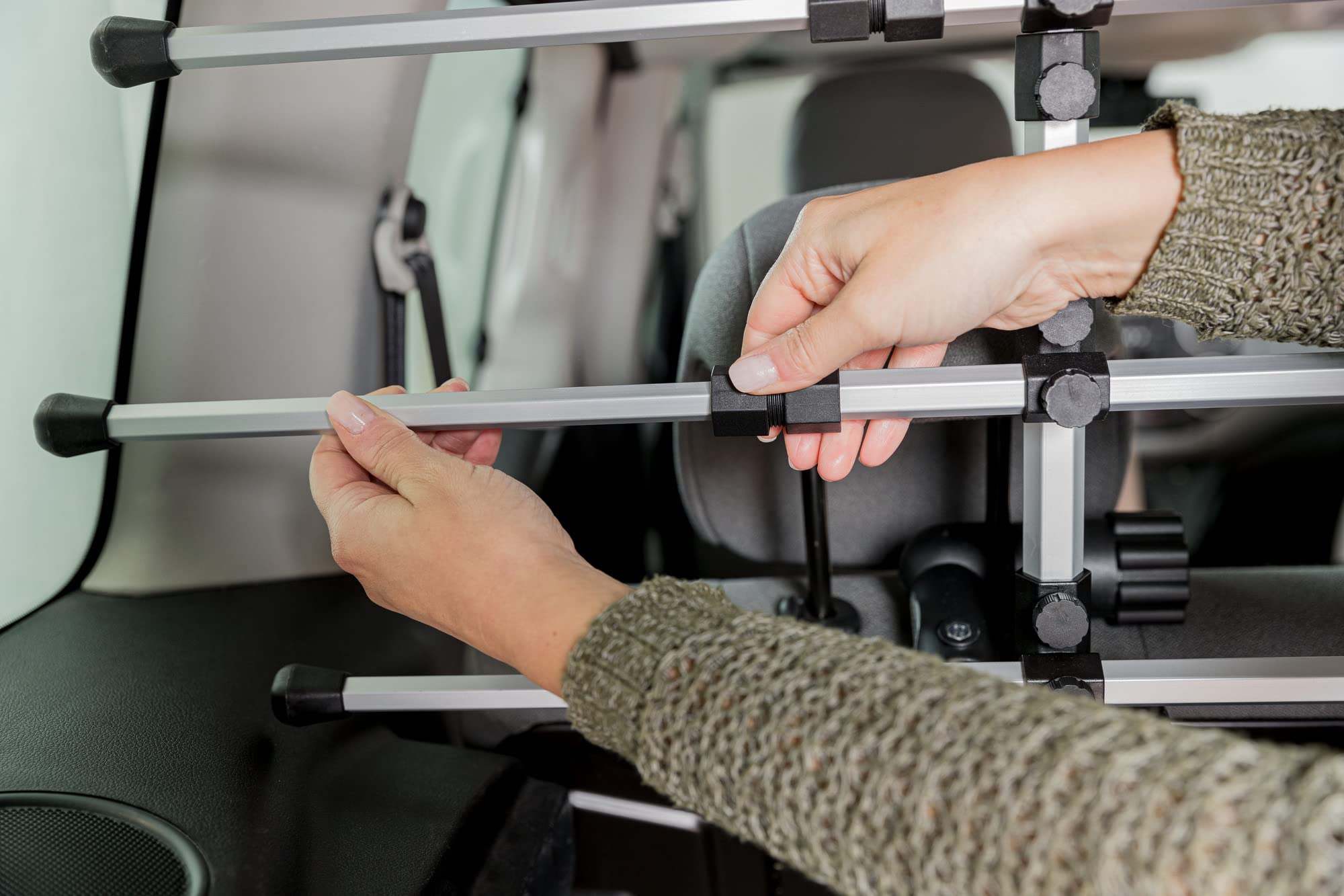 TRIXIE verstellbare Hundesicherung für den Kofferraum "Auto-Gitter, mit Kopfstützenfixierung, Breite: 105–172 cm Höhe: 46–60 cm, silber/schwarz" - 13172