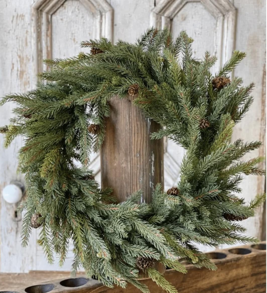 NeoL'artes Corona de Navidad Folk, pino artificial de 22 pulgadas con piñas, verde y dorado, montaje en pared