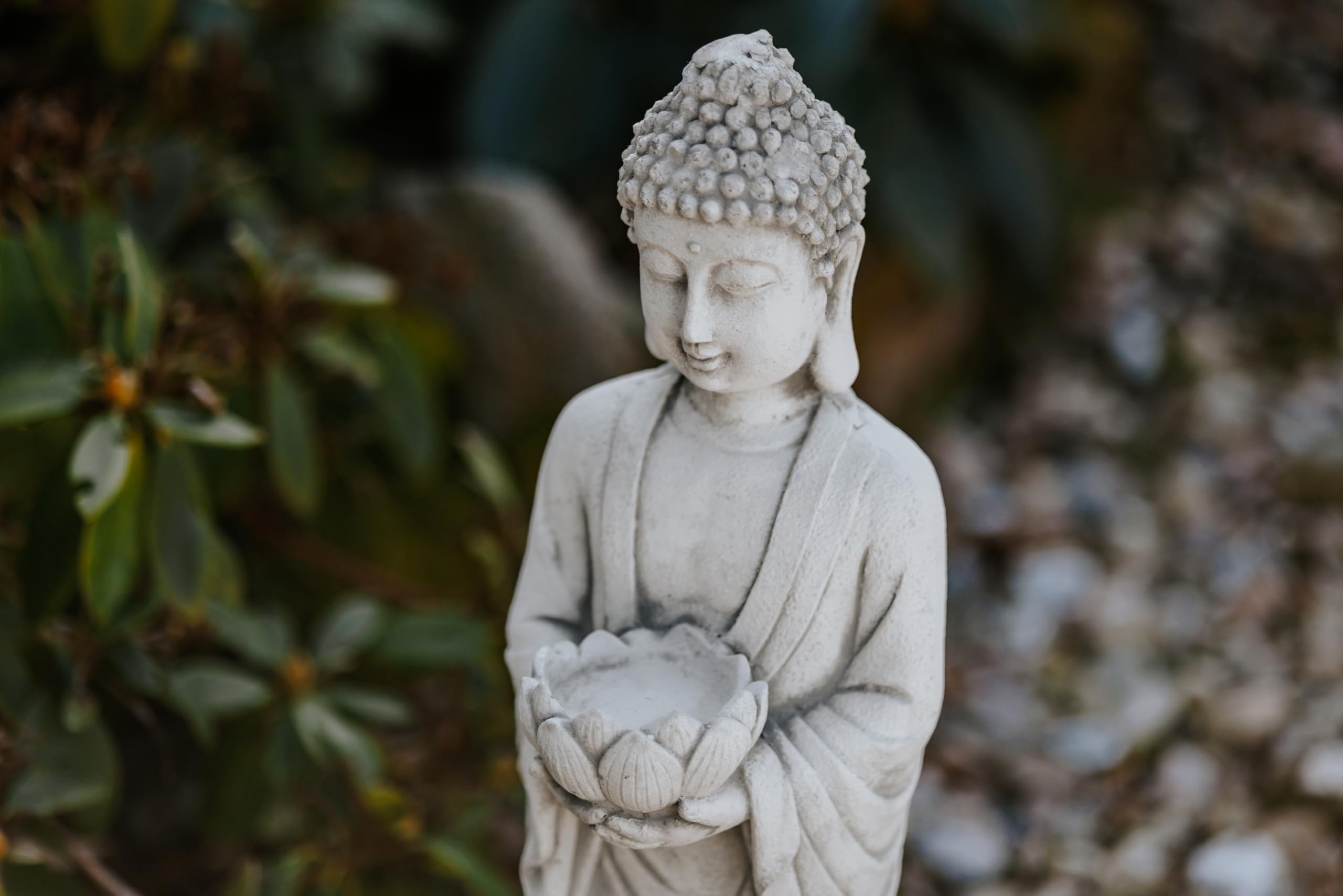 gartendekoparadies.de Buddha Statue aus Steinguss mit Lotusblüte, Grau, 45 cm, 7 kg, Frostsicher, für Garten und Innenbereich