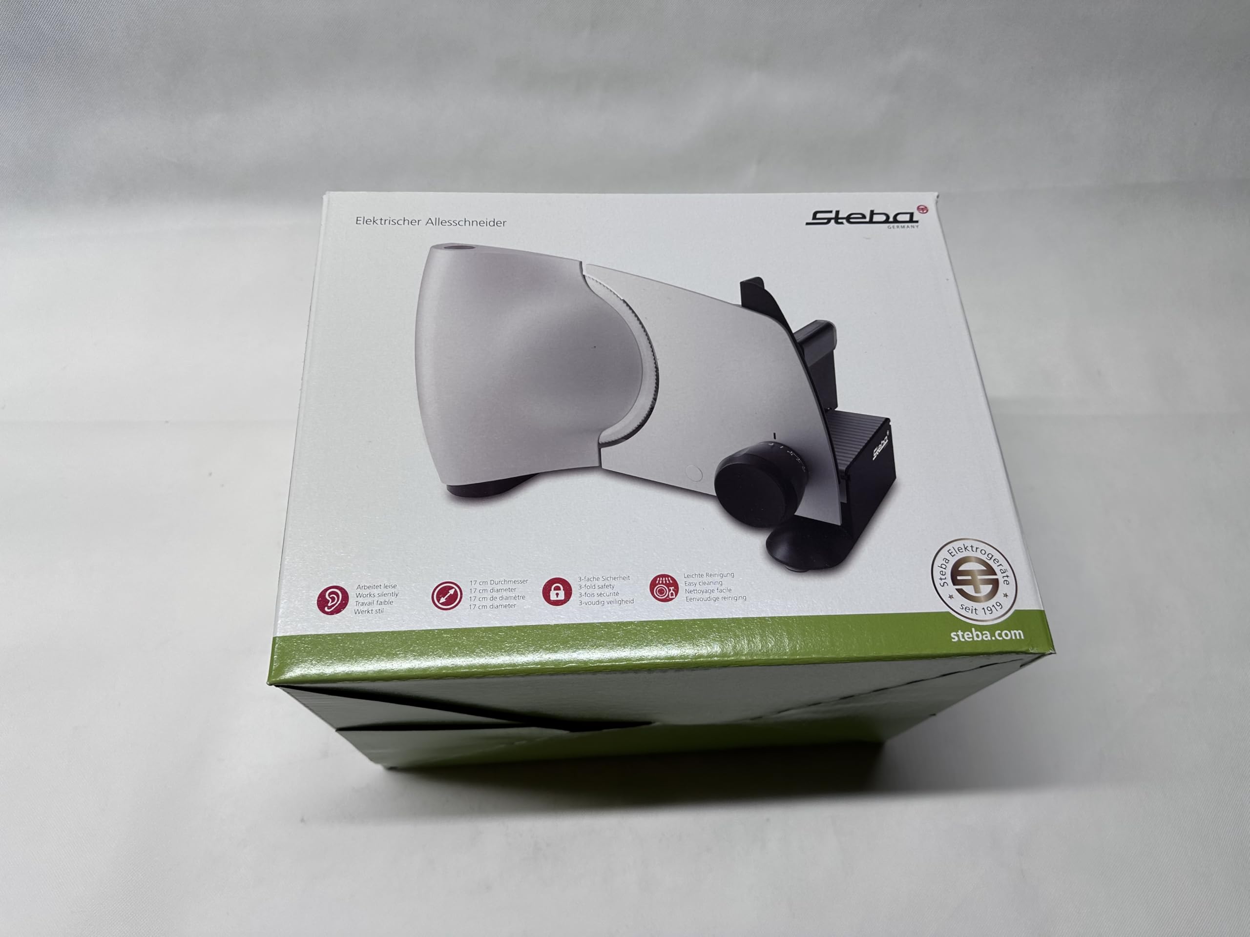 Cortafiambres eléctrico multiusos Steba, fácil limpieza gracias a sus piezas desmontables, pies de goma antideslizantes para un soporte firme y enrollador de cable. AS 200.