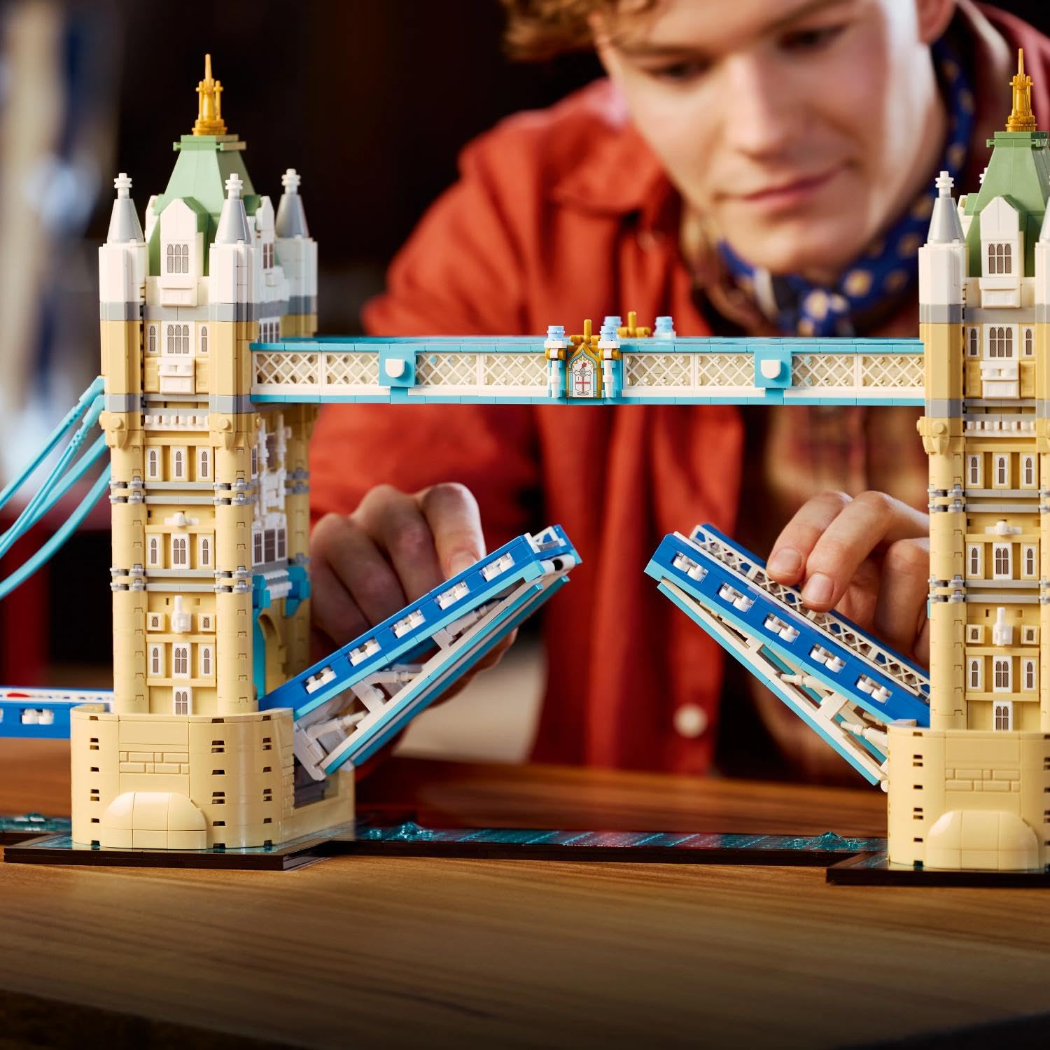 LEGO Architecture Tower Bridge - DIY Miniatur Modellbau für Erwachsene - 3D Regal Deko Set mit hochklappbaren Baskülen, Fluss Themse Sockel & London Doppeldeckerbus - Sammelbares Geschenk - 21067
