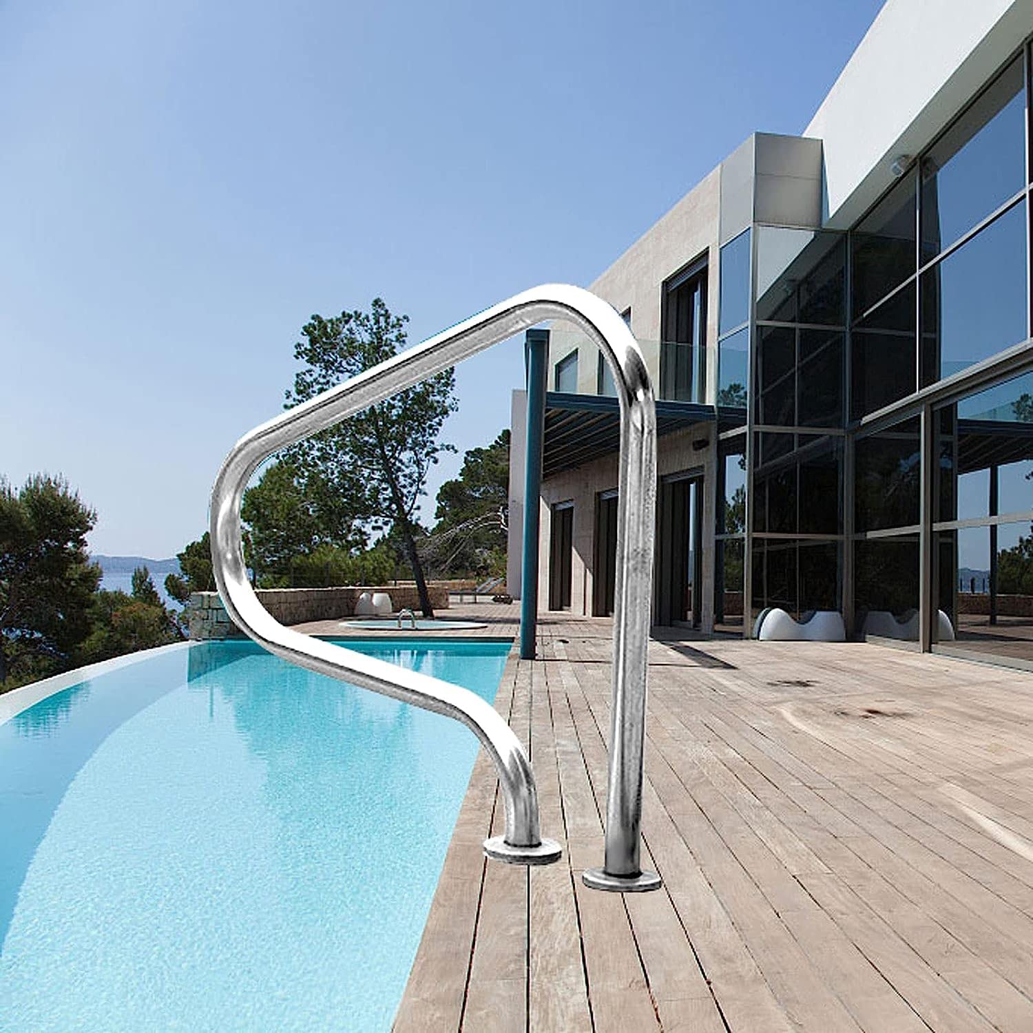 Rampe de piscine antidérapante pour éviter les chutes sur l'escalier