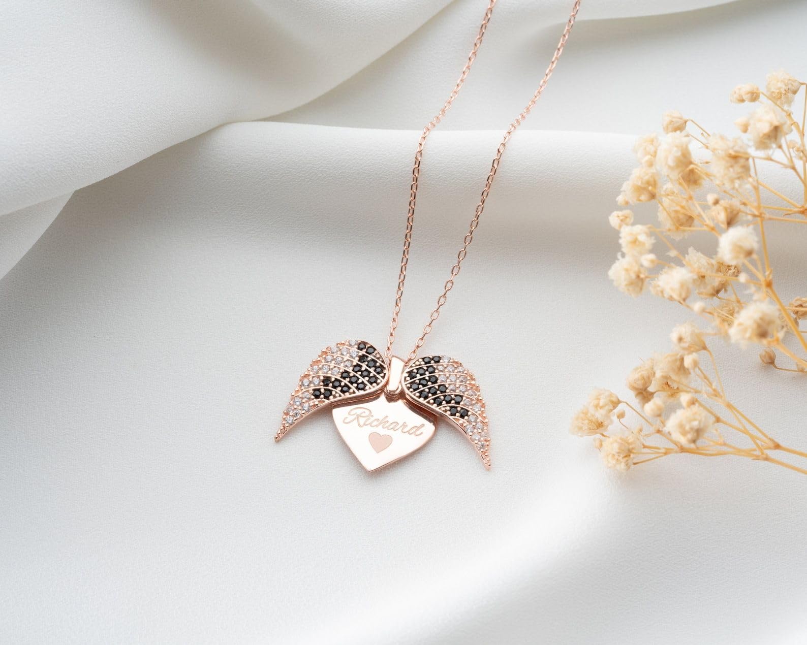 Personalizzato ali d'angelo collana con inciso nome, oro cuore su misura custode ciondolo, Design minimalista