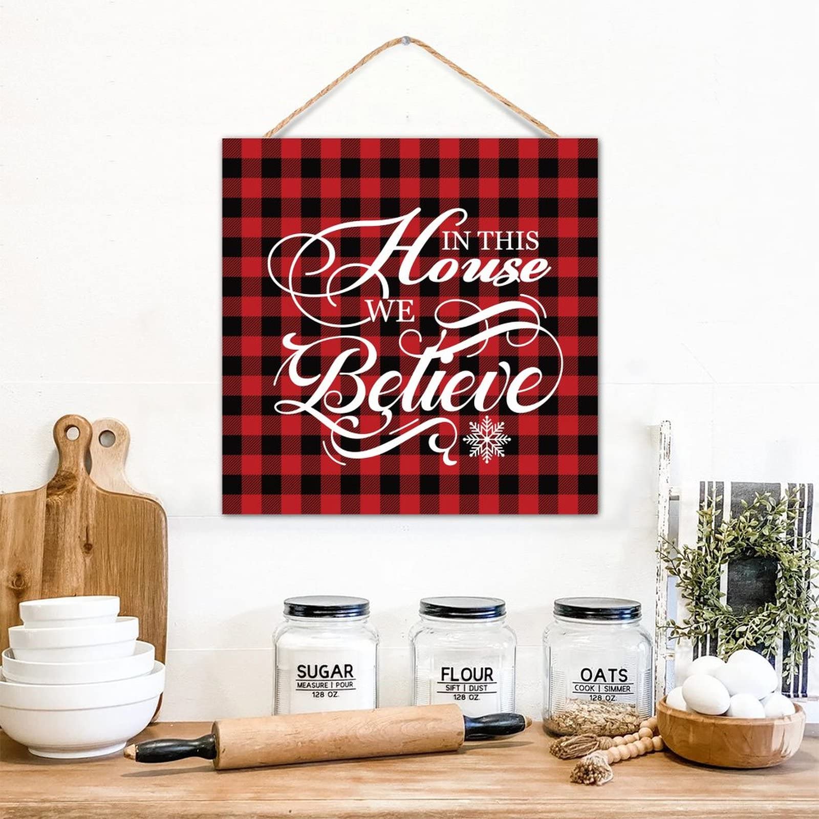 Panneau mural en bois In This House We Believe rouge et noir 30x30 cm