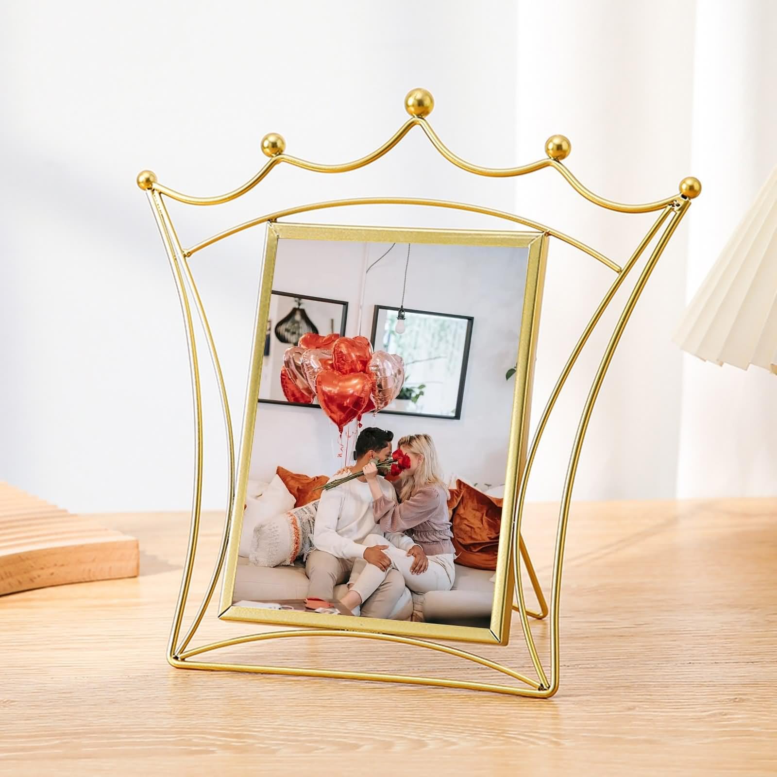 Marco de fotos dorado de 6 x 8 pulgadas, marco rectangular vintage con corona vertical para mesa de metal