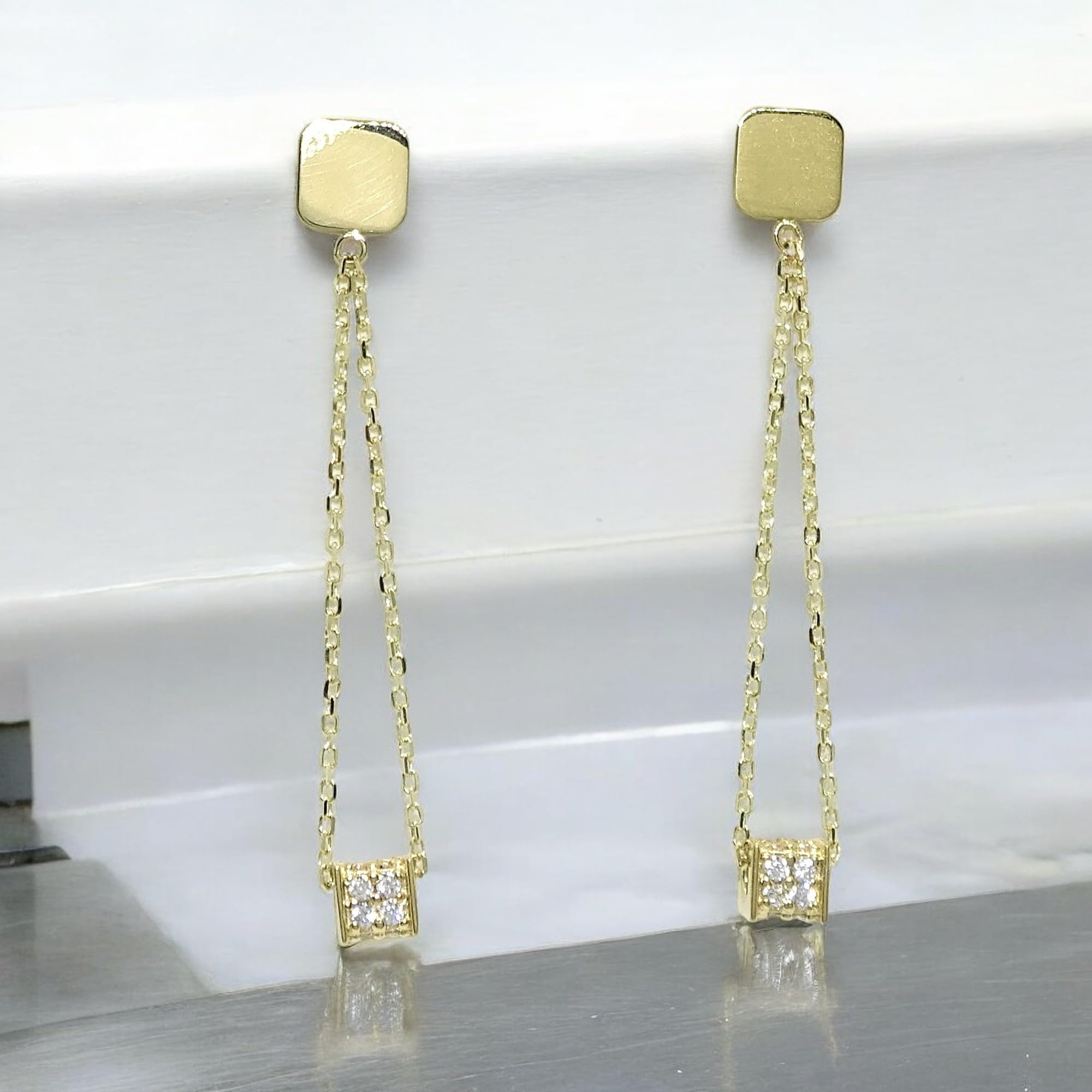 Pendientes largos de oro amarillo de 18k y circonitas para mujer. Largos 3.80cm. Cierre presión. Peso; 1.40gr