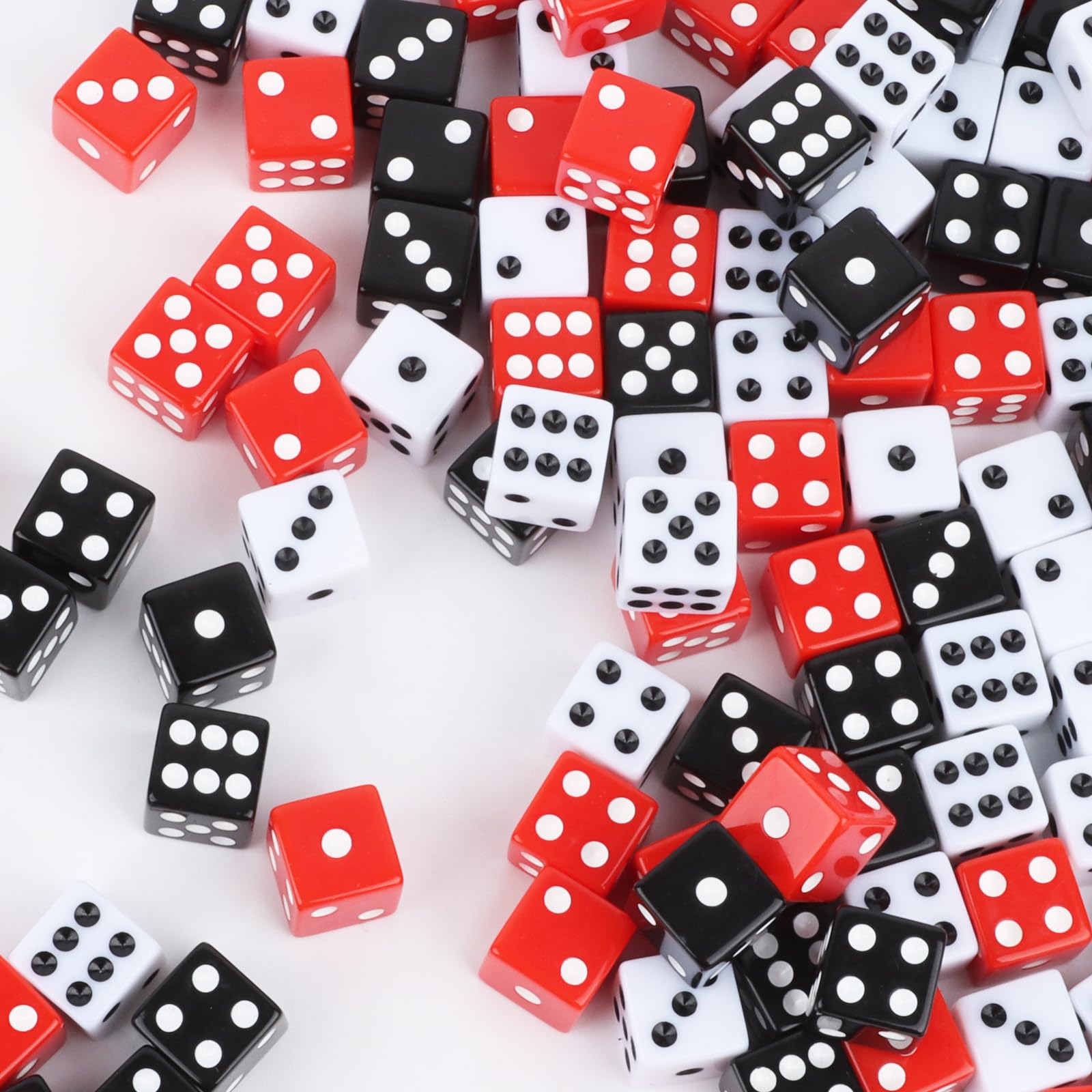 Hooqict Juego de 100 dados estándar de 16 mm, dados de casino de acrílico a granel, dados de colores de 6 caras para casino Vegas, fiestas temáticas, juegos de mesa, dados de matemáticas para aula