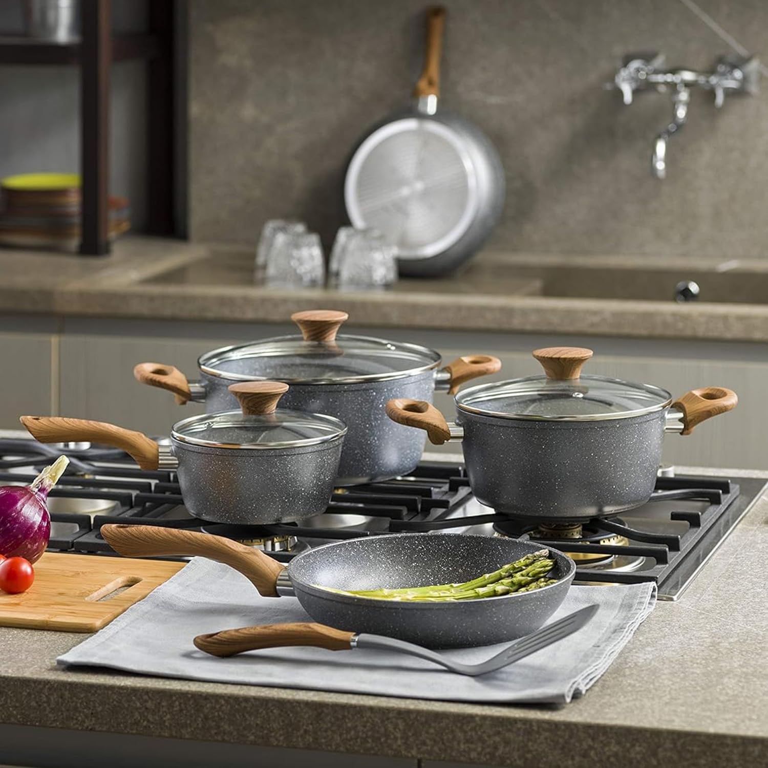 Avilia Set Padella Rotonda Antiaderente con Grill Quadrata e Pinze - Set Padella, Grill ad Induzione e Pinze, con Rivestimento Marmotech e Pinze in Bambù, Padella da 24cm e Bistecchiera da 28 cm
